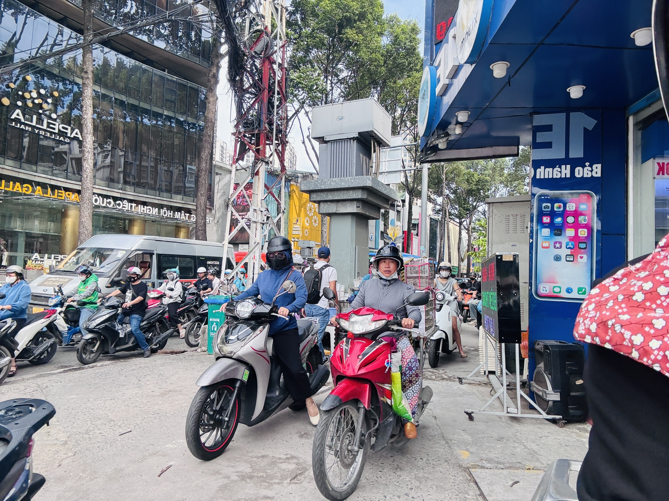 T&aacute;i diễn cảnh người d&acirc;n leo vỉa h&egrave;, CSGT tăng cường xử phạt- Ảnh 1.