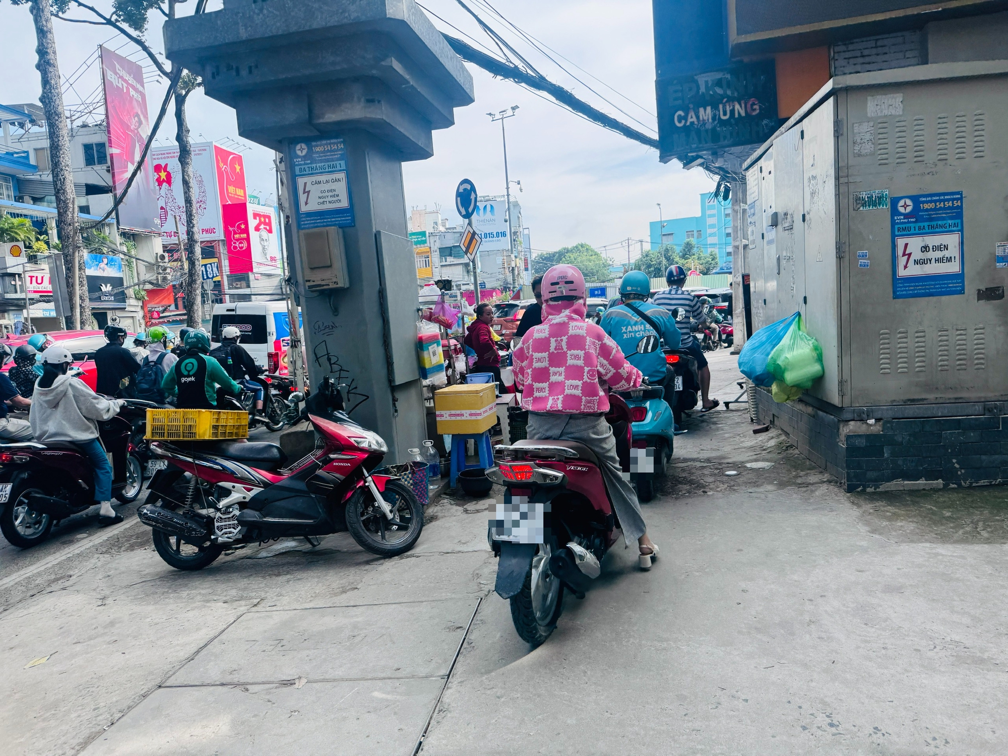 T&aacute;i diễn cảnh người d&acirc;n leo vỉa h&egrave;, CSGT tăng cường xử phạt- Ảnh 2.