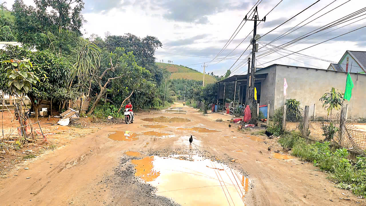 Hạ tầng giao th&ocirc;ng ph&iacute;a T&acirc;y Quảng Ng&atilde;i hư hỏng nặng, tiềm ẩn nguy cơ tai nạn- Ảnh 13.