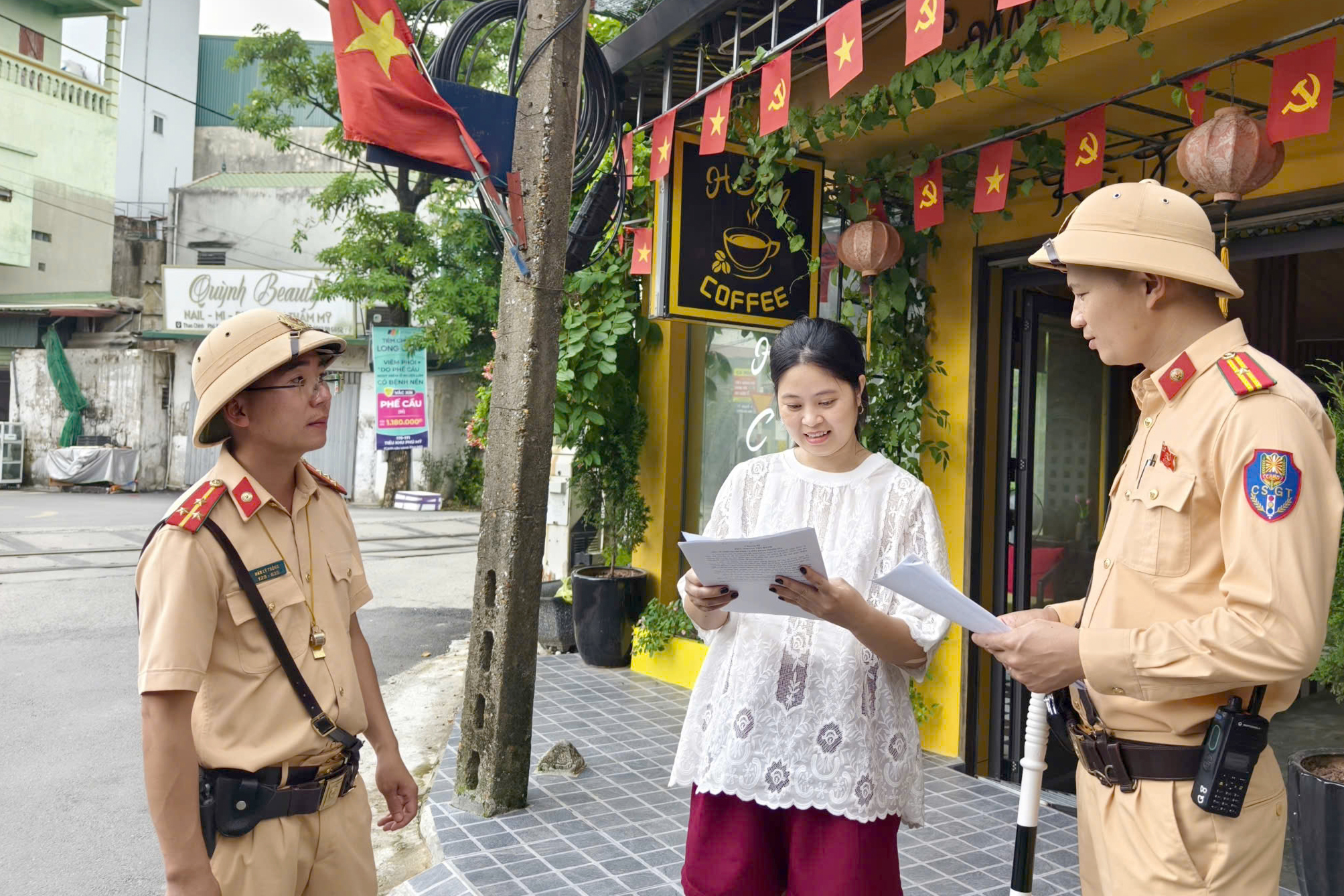 H&agrave; Nội: Cảnh s&aacute;t t&uacute;c trực ven đường sắt, nhắc nhở học sinh ngăn tai nạn t&agrave;u hỏa- Ảnh 2.