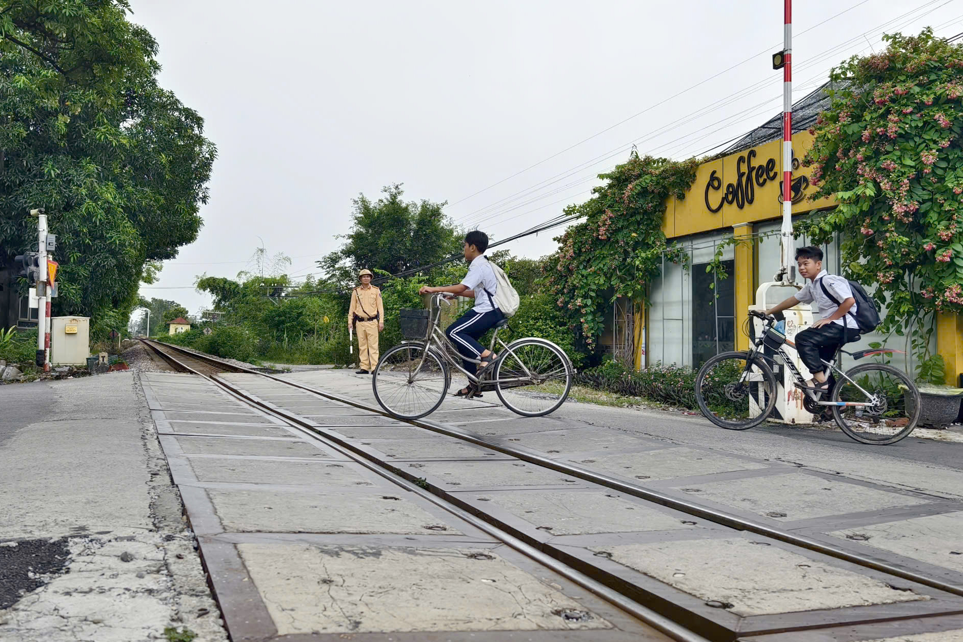 H&agrave; Nội: Cảnh s&aacute;t t&uacute;c trực ven đường sắt, nhắc nhở học sinh ngăn tai nạn t&agrave;u hỏa- Ảnh 1.
