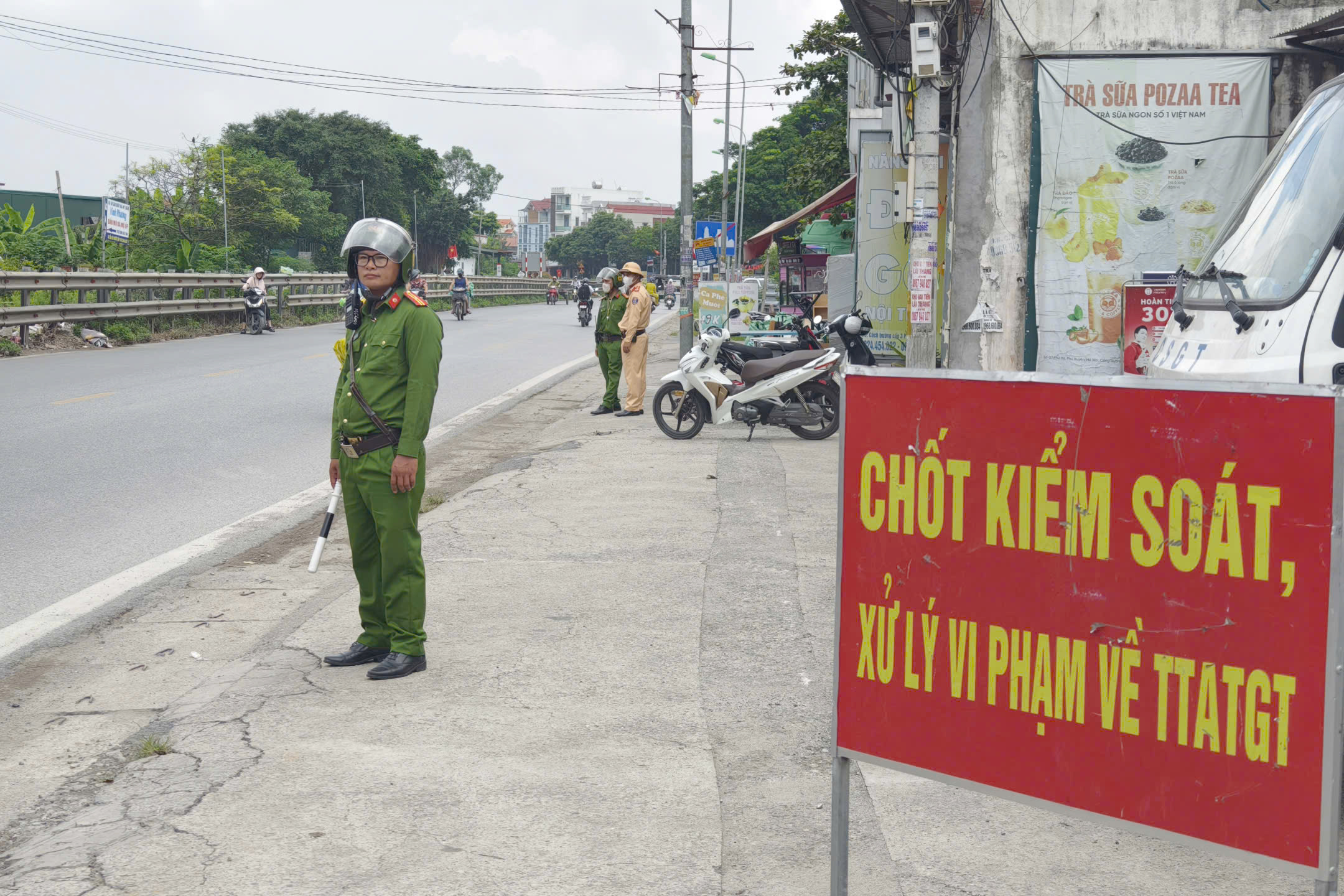H&agrave; Nội: Cảnh s&aacute;t t&uacute;c trực ven đường sắt, nhắc nhở học sinh ngăn tai nạn t&agrave;u hỏa- Ảnh 3.