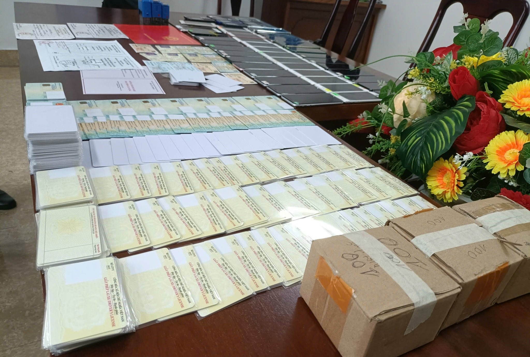 Huế: Triệt ph&aacute; đường d&acirc;y l&agrave;m giả con dấu, t&agrave;i liệu- Ảnh 2.