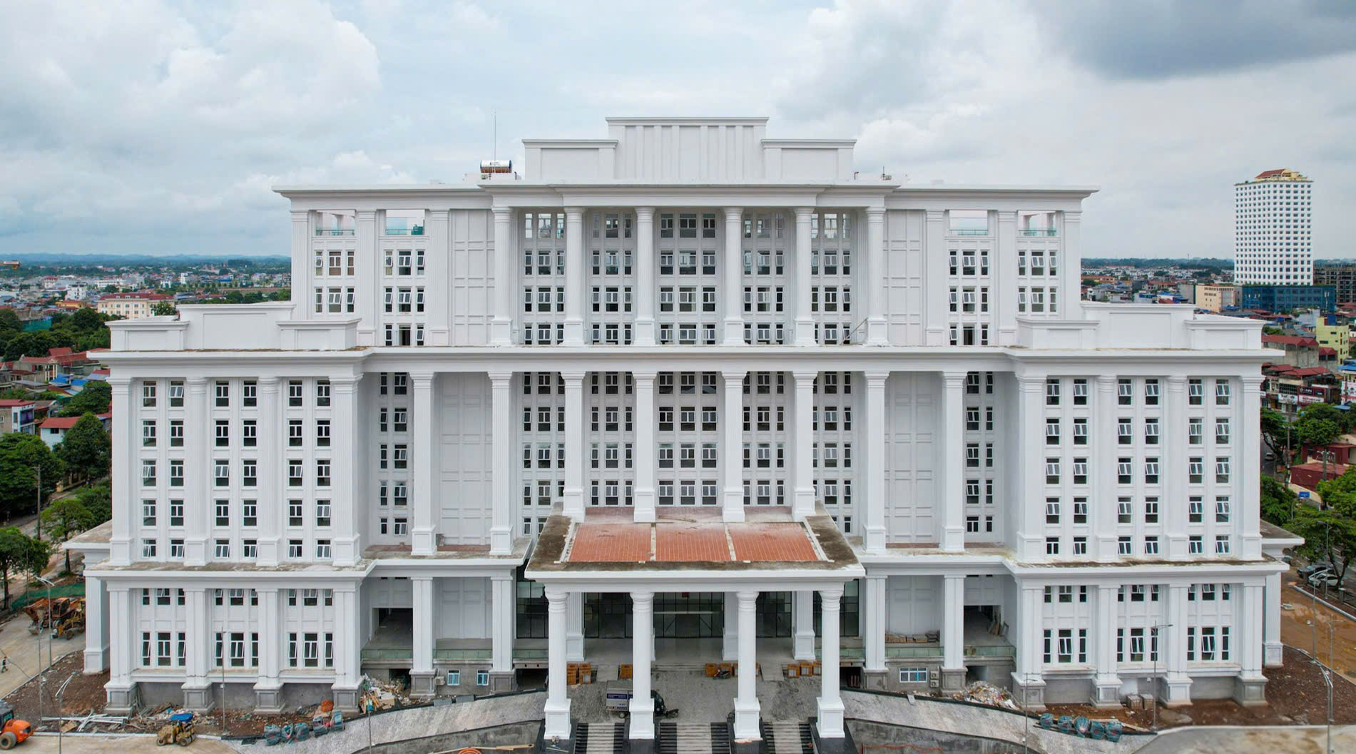 S&acirc;n vận động Th&aacute;i Nguy&ecirc;n được gắn biển c&ocirc;ng tr&igrave;nh ch&agrave;o mừng đại hội Đảng bộ tỉnh- Ảnh 3.