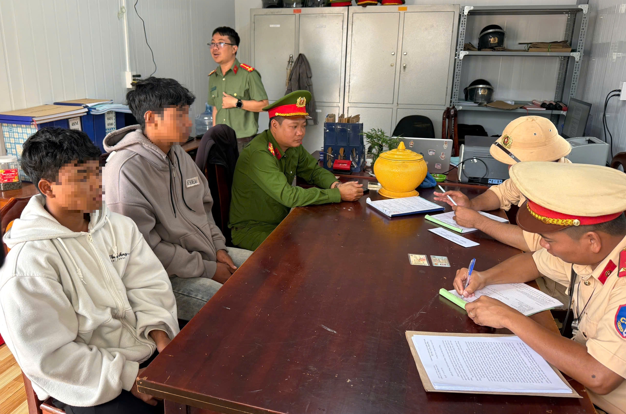 L&acirc;m Đồng: Xử phạt nh&oacute;m thanh, thiếu ni&ecirc;n đua xe tr&aacute;i ph&eacute;p, tịch thu 3 phương tiện- Ảnh 1.