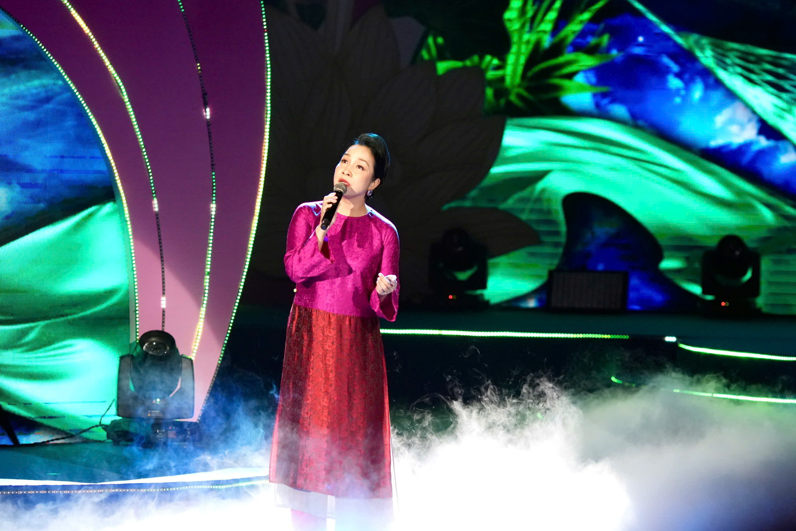 "Ơn nghĩa sinh thành 2025": Đêm nghệ thuật tri ân sâu lắng mùa Vu Lan- Ảnh 1. "Ơn nghĩa sinh thành 2025": Đêm nghệ thuật tri ân sâu lắng mùa Vu Lan- Ảnh 1.