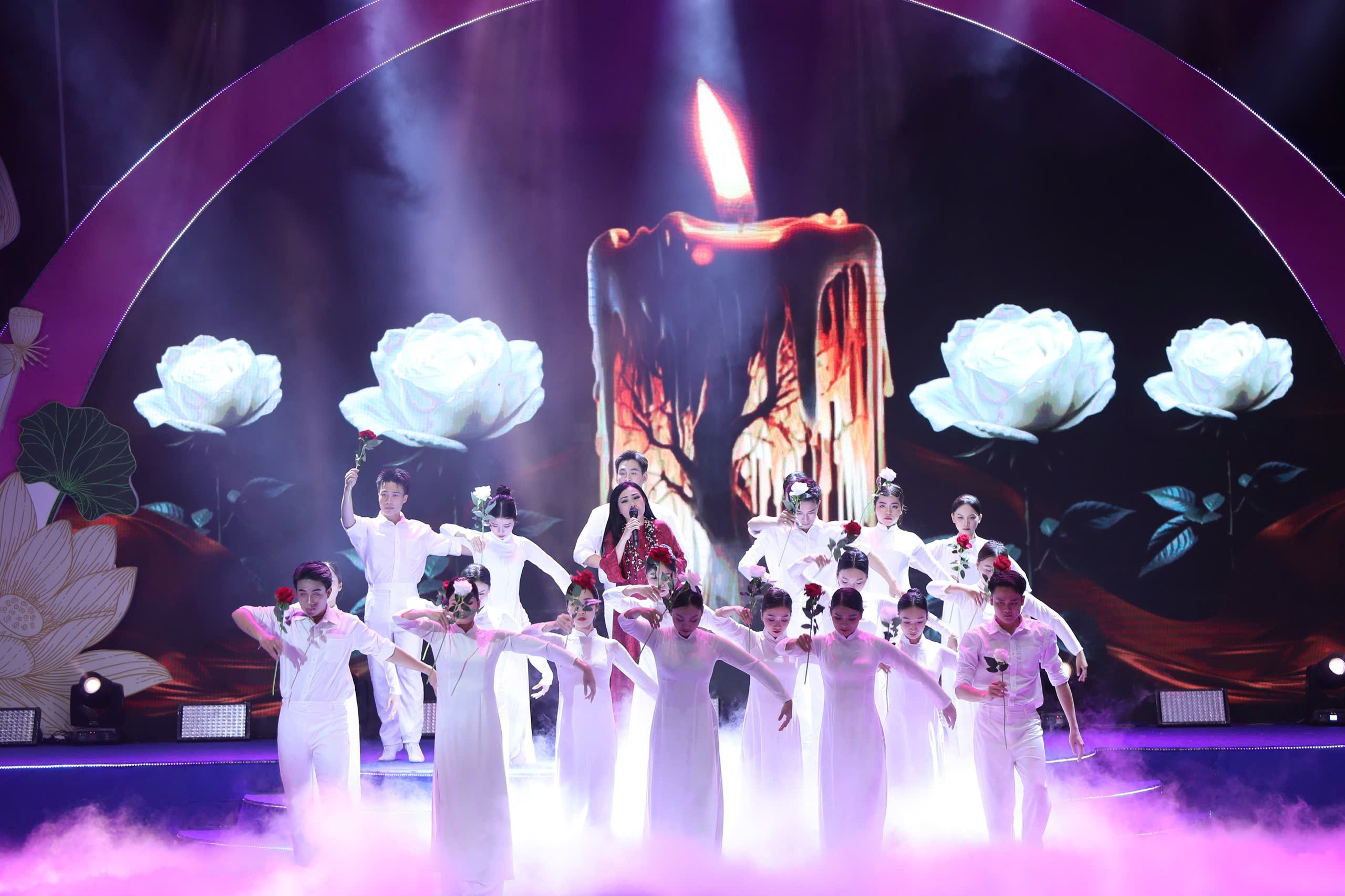 "Ơn nghĩa sinh thành 2025": Đêm nghệ thuật tri ân sâu lắng mùa Vu Lan- Ảnh 3. "Ơn nghĩa sinh thành 2025": Đêm nghệ thuật tri ân sâu lắng mùa Vu Lan- Ảnh 3.