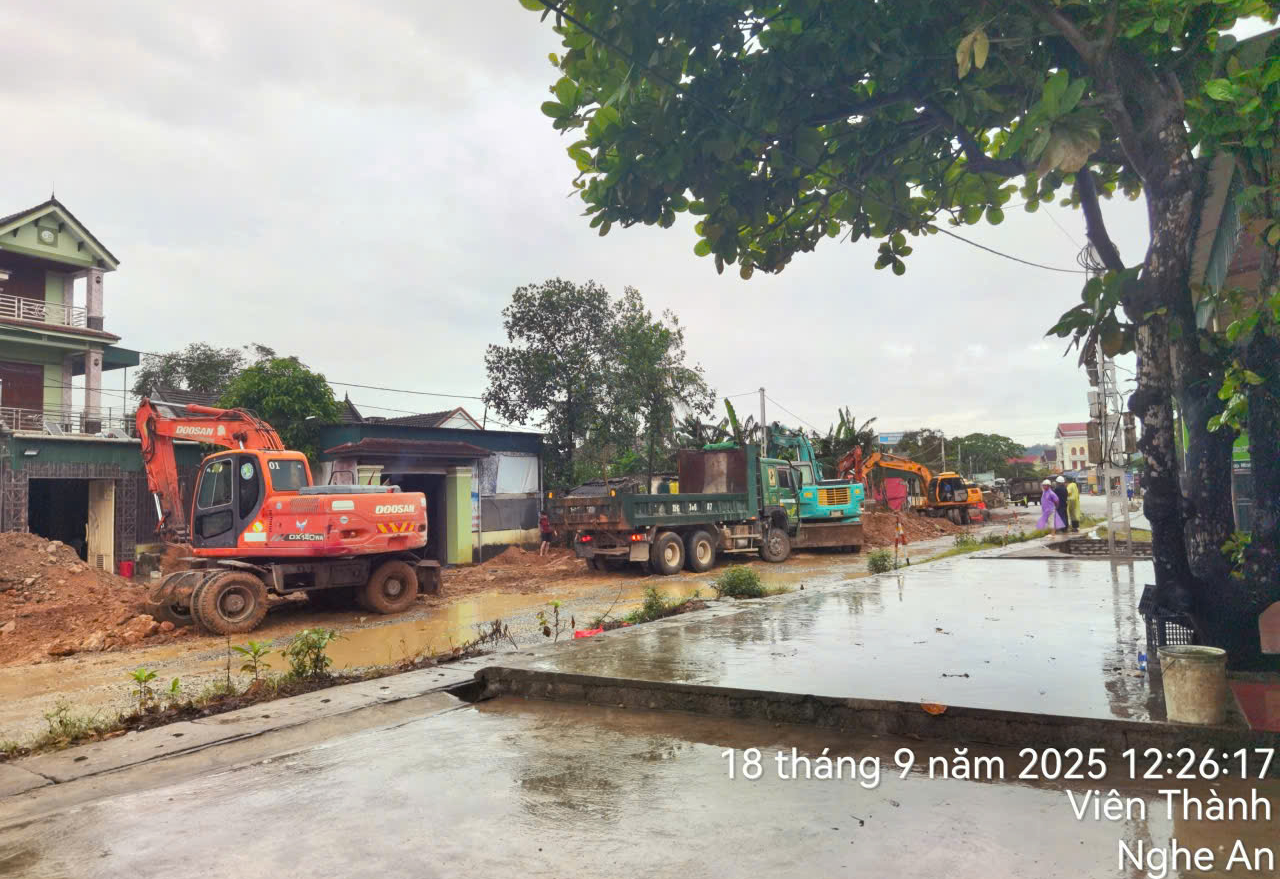 Đội mưa bảo vệ thi c&ocirc;ng, Nghệ An quyết t&acirc;m ho&agrave;n th&agrave;nh dự &aacute;n n&acirc;ng cấp QL7 trong năm 2025- Ảnh 1.