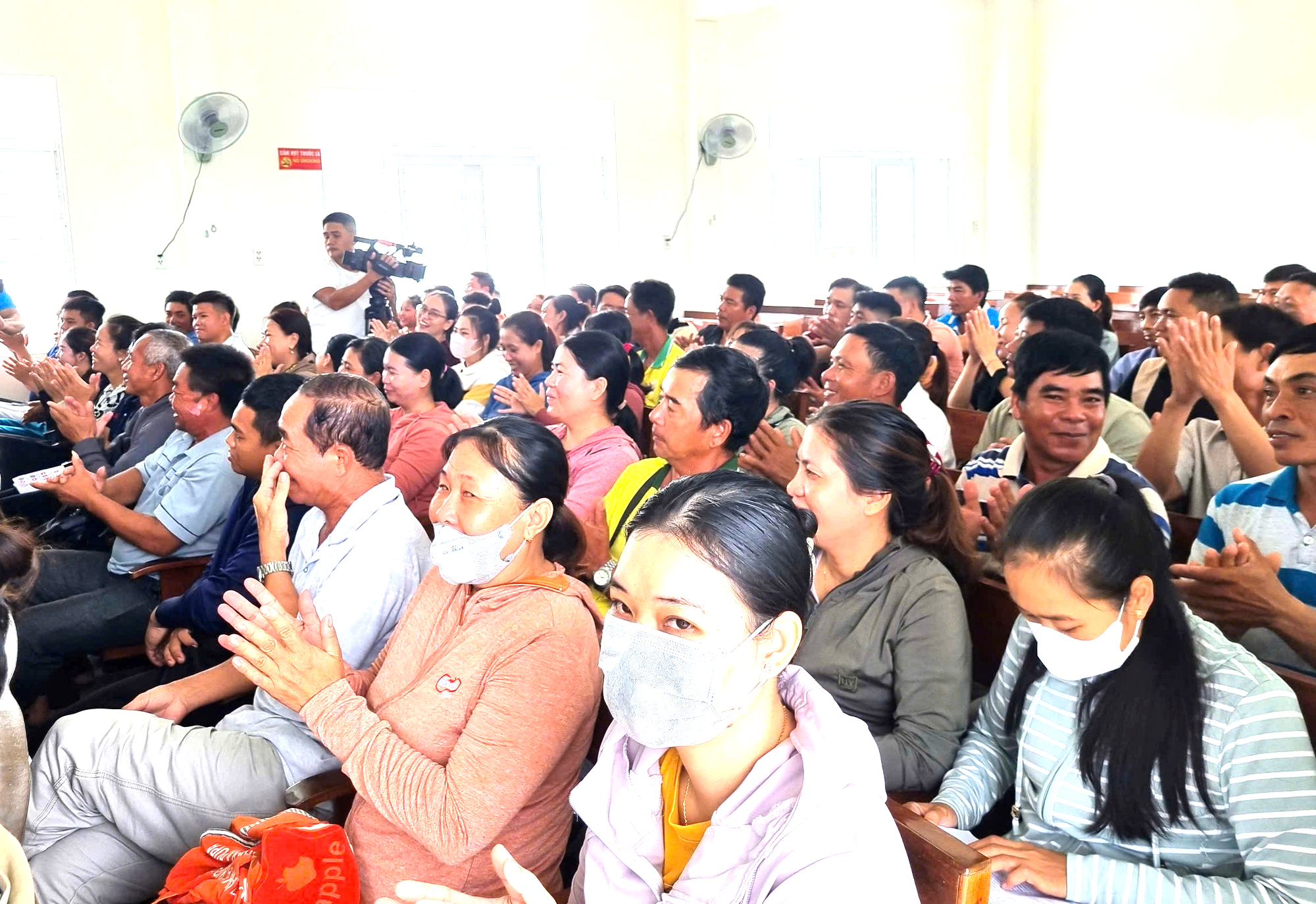 Gia Lai: H&agrave;ng trăm người d&acirc;n x&atilde; đảo phấn khởi vượt biển v&agrave;o thi s&aacute;t hạch l&aacute;i xe miễn ph&iacute;- Ảnh 1.