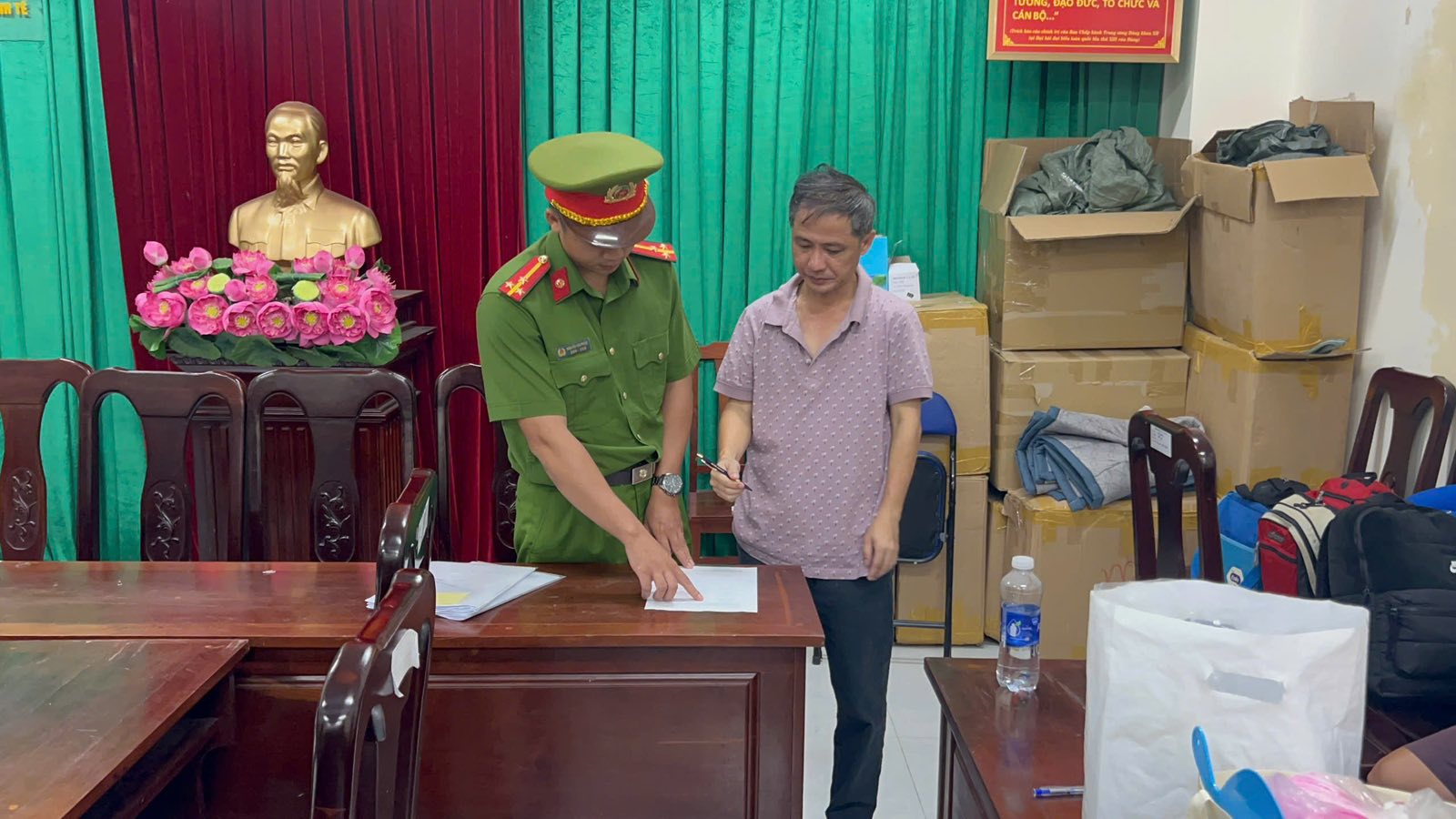 TP.HCM: Triệt ph&aacute; đường d&acirc;y bu&ocirc;n lậu h&agrave;ng tỷ đồng n&uacute;p b&oacute;ng c&ocirc;ng ty nội thất- Ảnh 2.