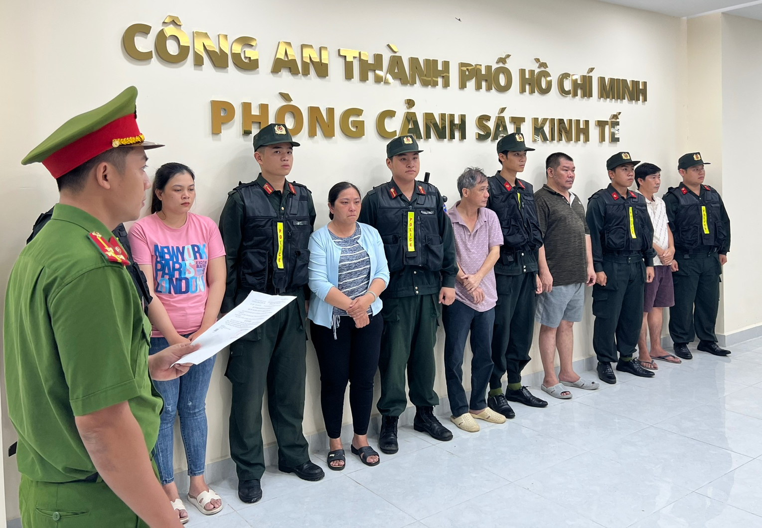 TP.HCM: Triệt ph&aacute; đường d&acirc;y bu&ocirc;n lậu h&agrave;ng tỷ đồng n&uacute;p b&oacute;ng c&ocirc;ng ty nội thất- Ảnh 1.