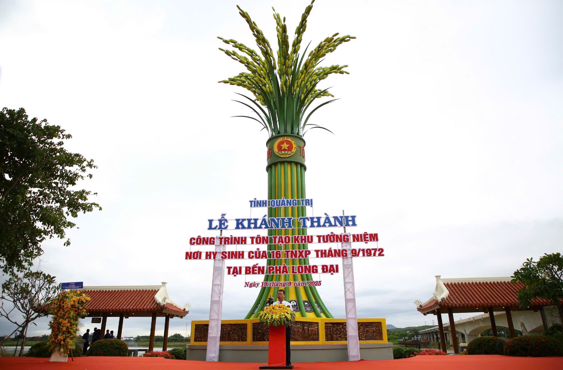 Kh&aacute;nh th&agrave;nh c&ocirc;ng tr&igrave;nh t&ocirc;n tạo Khu tưởng niệm 16 TNXP hy sinh tại Bến ph&agrave; Long Đại- Ảnh 4.