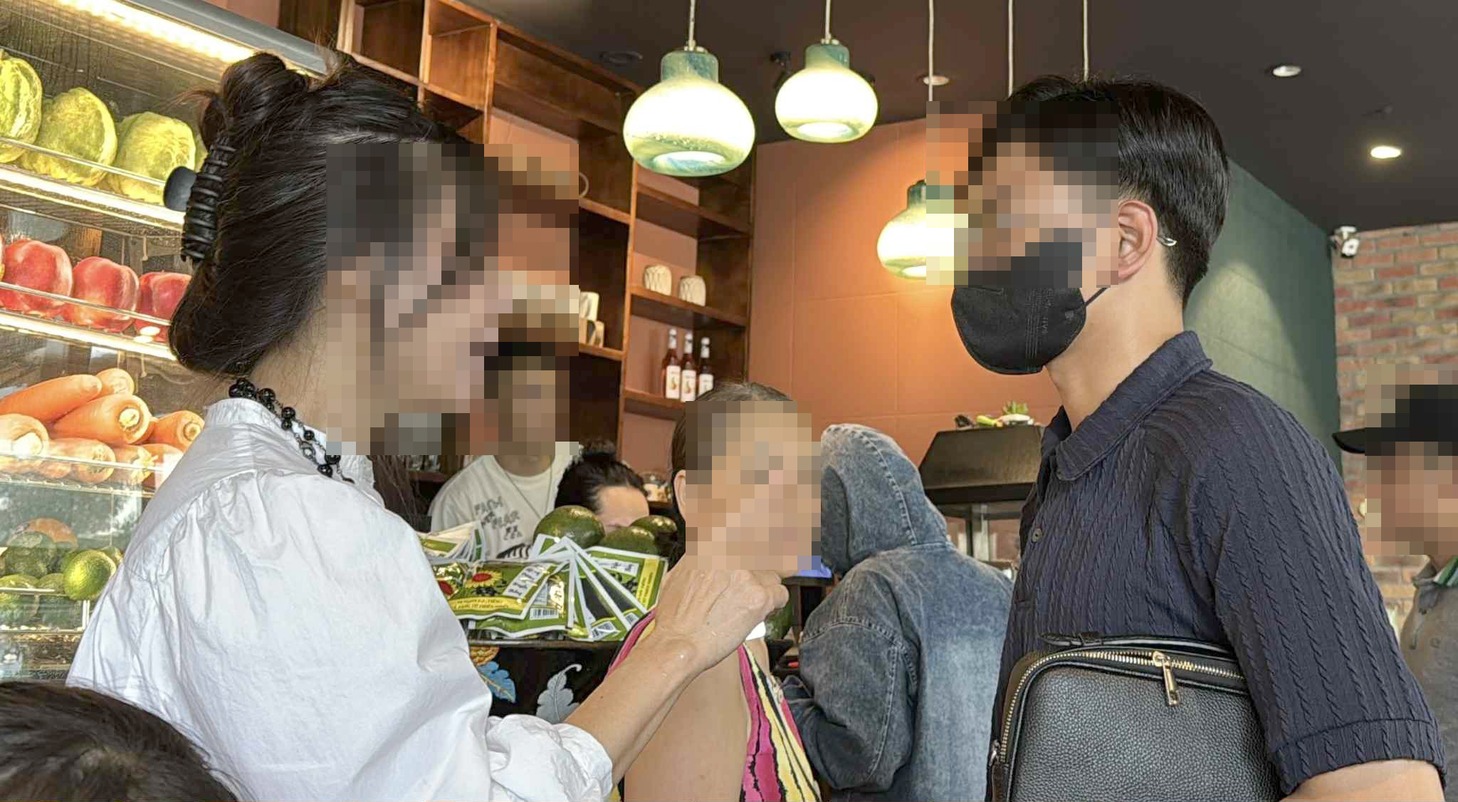 Vụ "tổng t&agrave;i" ở qu&aacute;n cafe: Tạm giữ h&igrave;nh sự đối tượng đ&aacute;nh nh&acirc;n vi&ecirc;n- Ảnh 2.