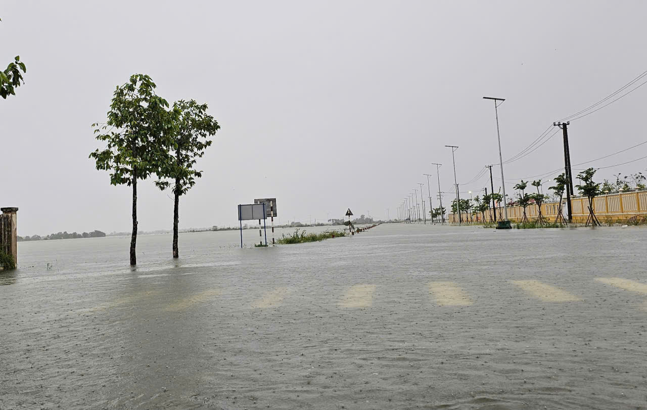 Huế: Bố tr&iacute; gần 15 tỷ đồng n&acirc;ng cấp tỉnh lộ thường xuy&ecirc;n ngập lụt- Ảnh 1.