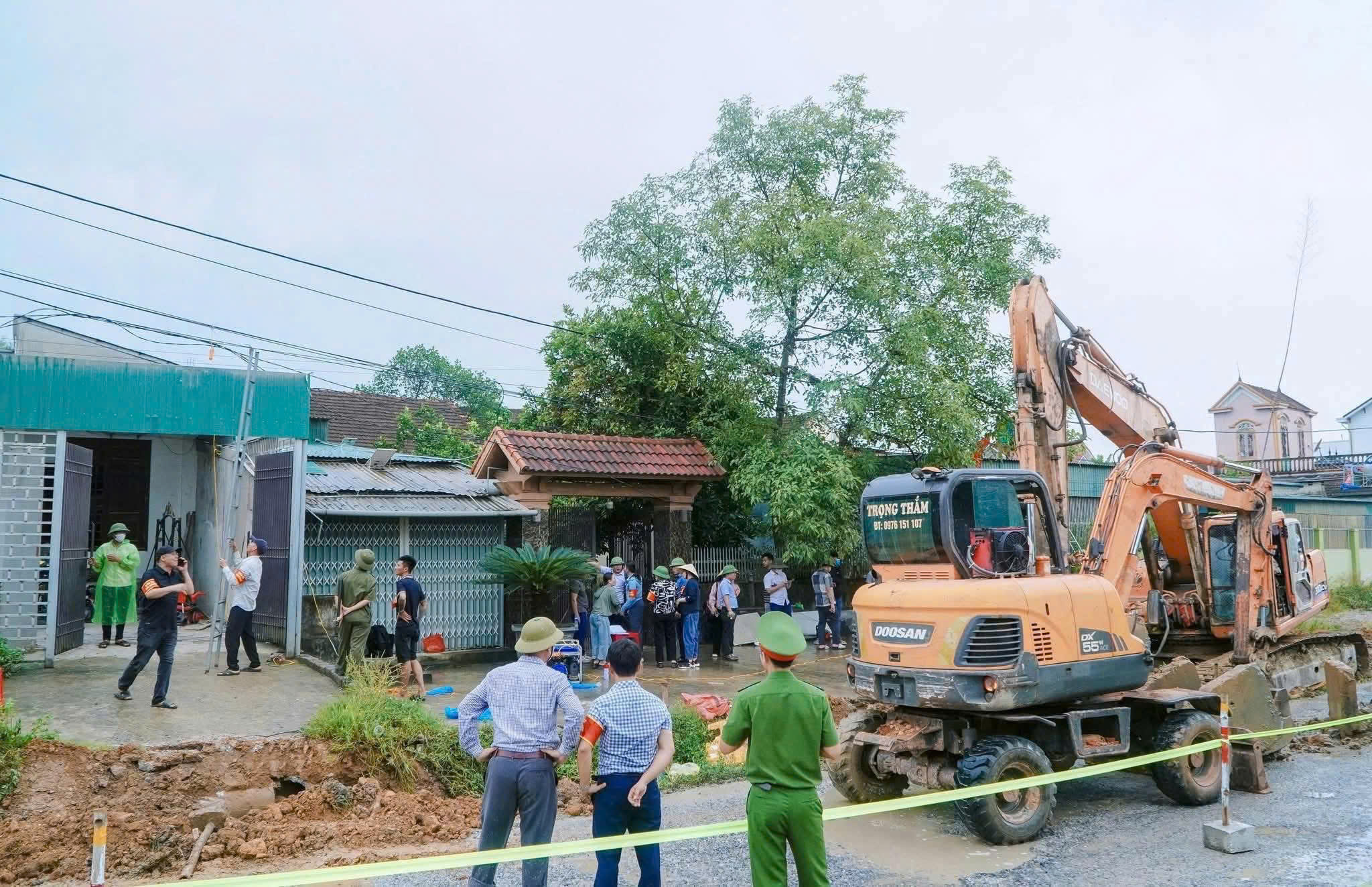 Đội mưa bảo vệ thi c&ocirc;ng, Nghệ An quyết t&acirc;m ho&agrave;n th&agrave;nh dự &aacute;n n&acirc;ng cấp QL7 trong năm 2025- Ảnh 2.