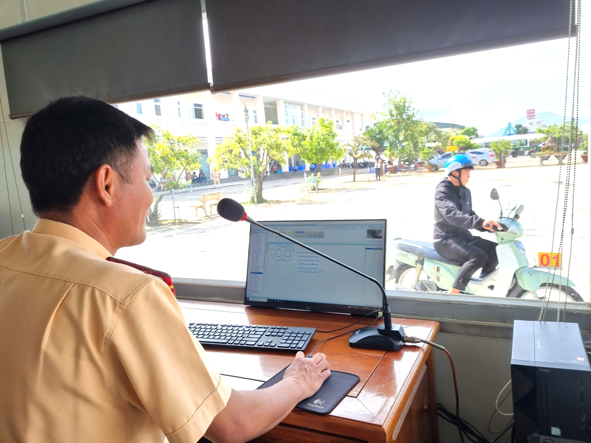 Gia Lai: H&agrave;ng trăm người d&acirc;n x&atilde; đảo phấn khởi vượt biển v&agrave;o thi s&aacute;t hạch l&aacute;i xe miễn ph&iacute;- Ảnh 4.