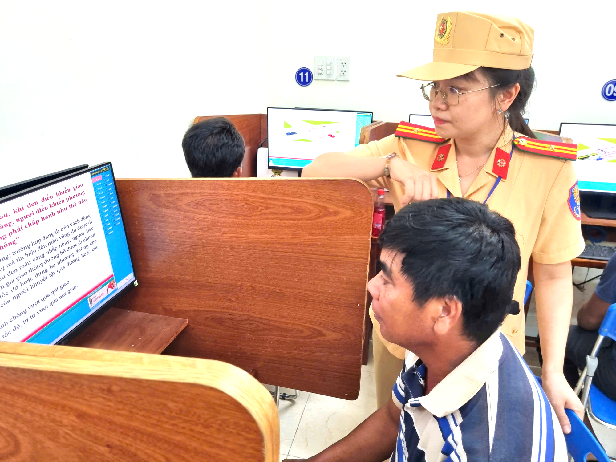 Gia Lai: H&agrave;ng trăm người d&acirc;n x&atilde; đảo phấn khởi vượt biển v&agrave;o thi s&aacute;t hạch l&aacute;i xe miễn ph&iacute;- Ảnh 2.