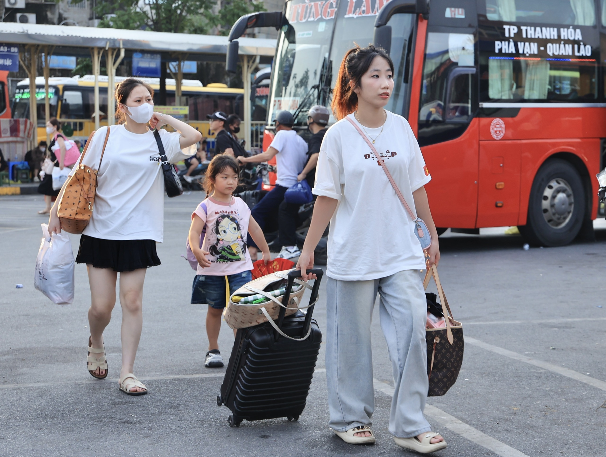 Khách đổ về Hà Nội ngày cuối nghỉ lễ 2/9, bến xe đông nghẹt- Ảnh 6. Khách đổ về Hà Nội ngày cuối nghỉ lễ 2/9, bến xe đông nghẹt- Ảnh 6.