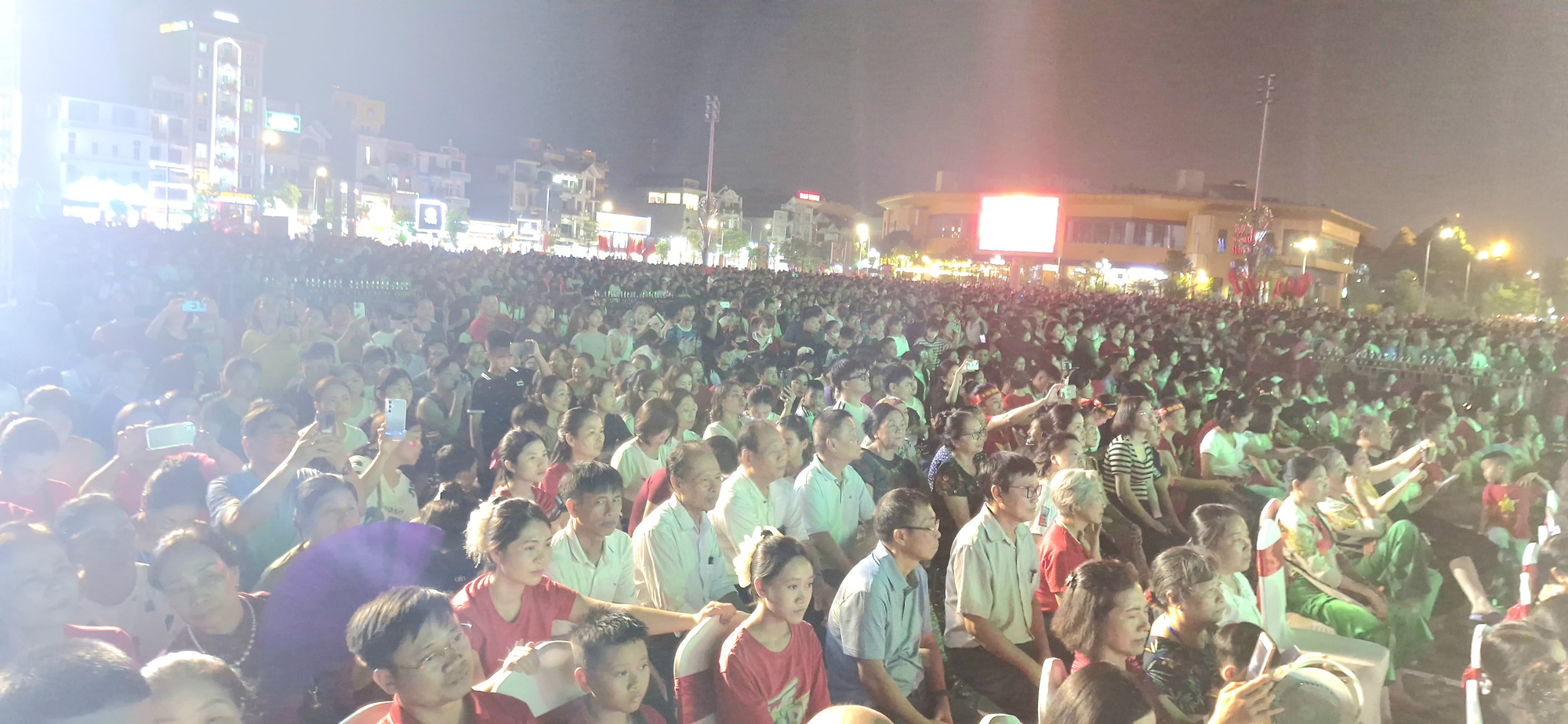 Mãn nhãn với đại tiệc ánh sáng chào mừng Quốc khánh 2/9 tại nhiều tỉnh, thành- Ảnh 19. Mãn nhãn với đại tiệc ánh sáng chào mừng Quốc khánh 2/9 tại nhiều tỉnh, thành- Ảnh 19.