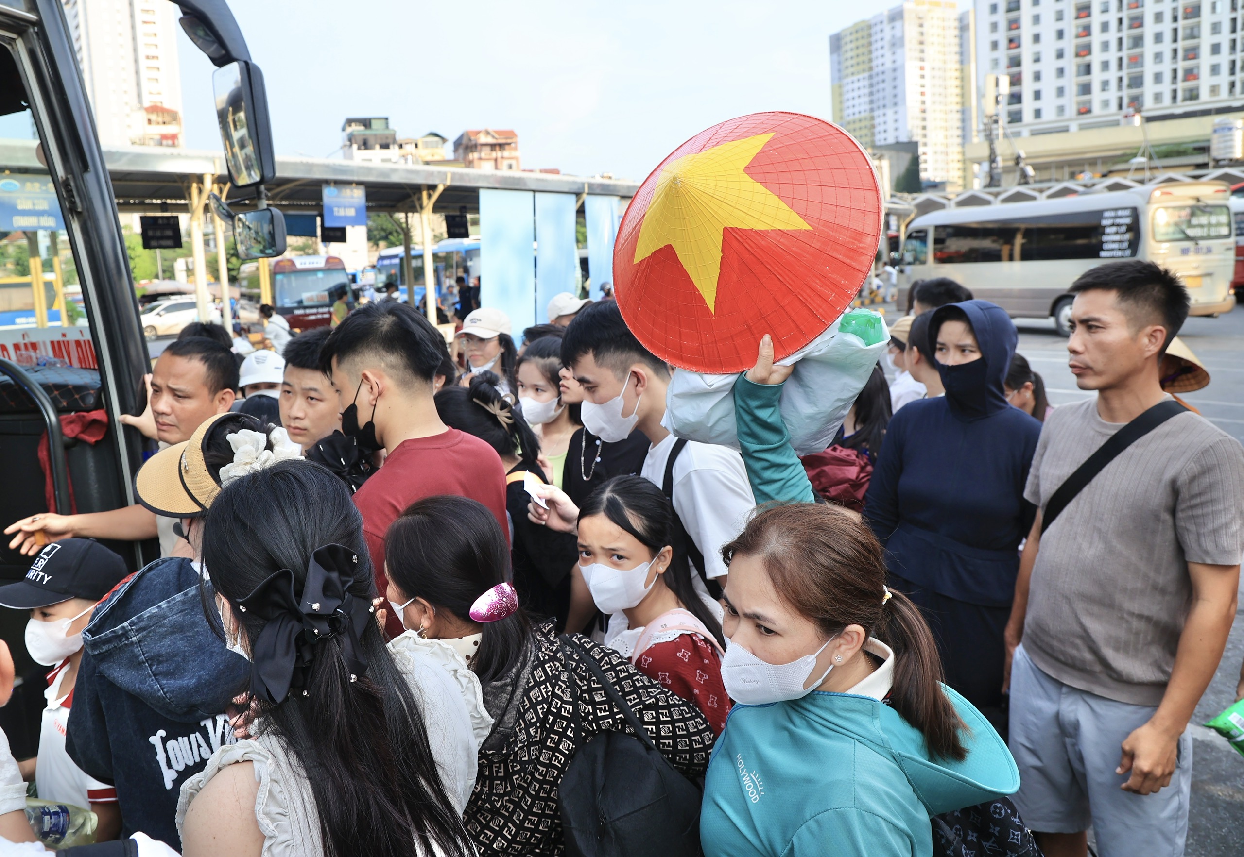 Khách đổ về Hà Nội ngày cuối nghỉ lễ 2/9, bến xe đông nghẹt- Ảnh 4. Khách đổ về Hà Nội ngày cuối nghỉ lễ 2/9, bến xe đông nghẹt- Ảnh 4.