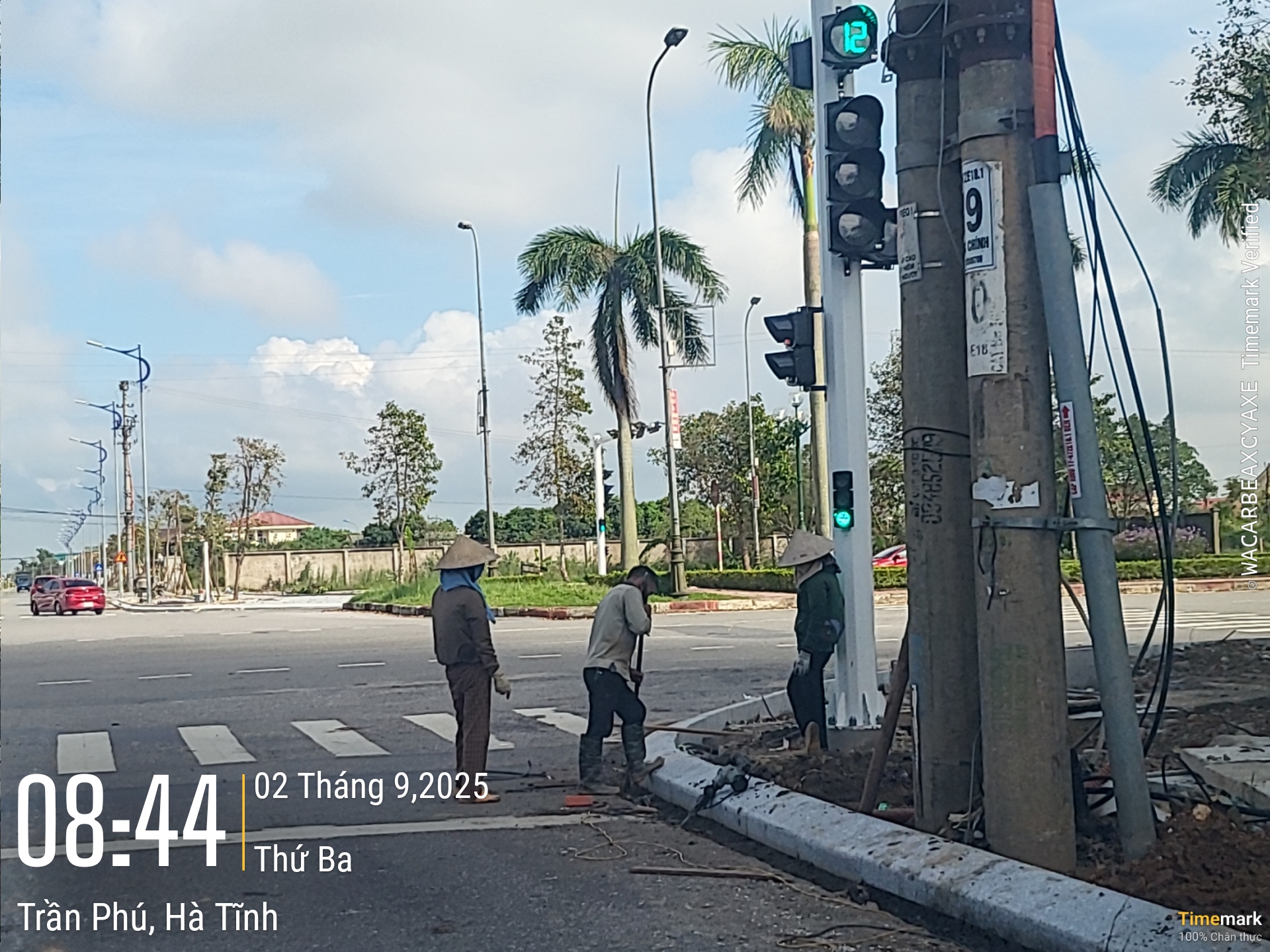 Những công nhân Hà Tĩnh thầm lặng khắc phục hậu quả bão lũ trong ngày 2/9- Ảnh 4. Những công nhân Hà Tĩnh thầm lặng khắc phục hậu quả bão lũ trong ngày 2/9- Ảnh 4.