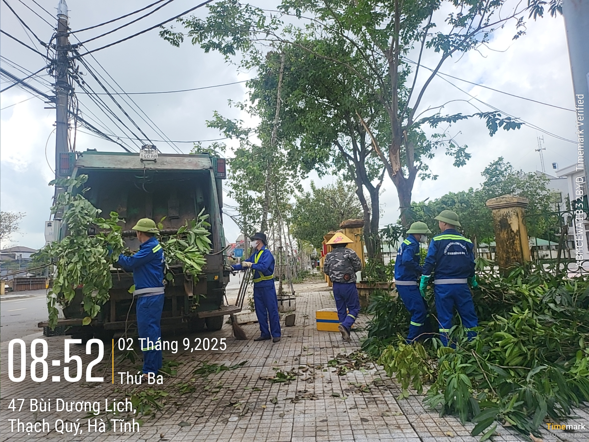 Những công nhân Hà Tĩnh thầm lặng khắc phục hậu quả bão lũ trong ngày 2/9- Ảnh 1. Những công nhân Hà Tĩnh thầm lặng khắc phục hậu quả bão lũ trong ngày 2/9- Ảnh 1.