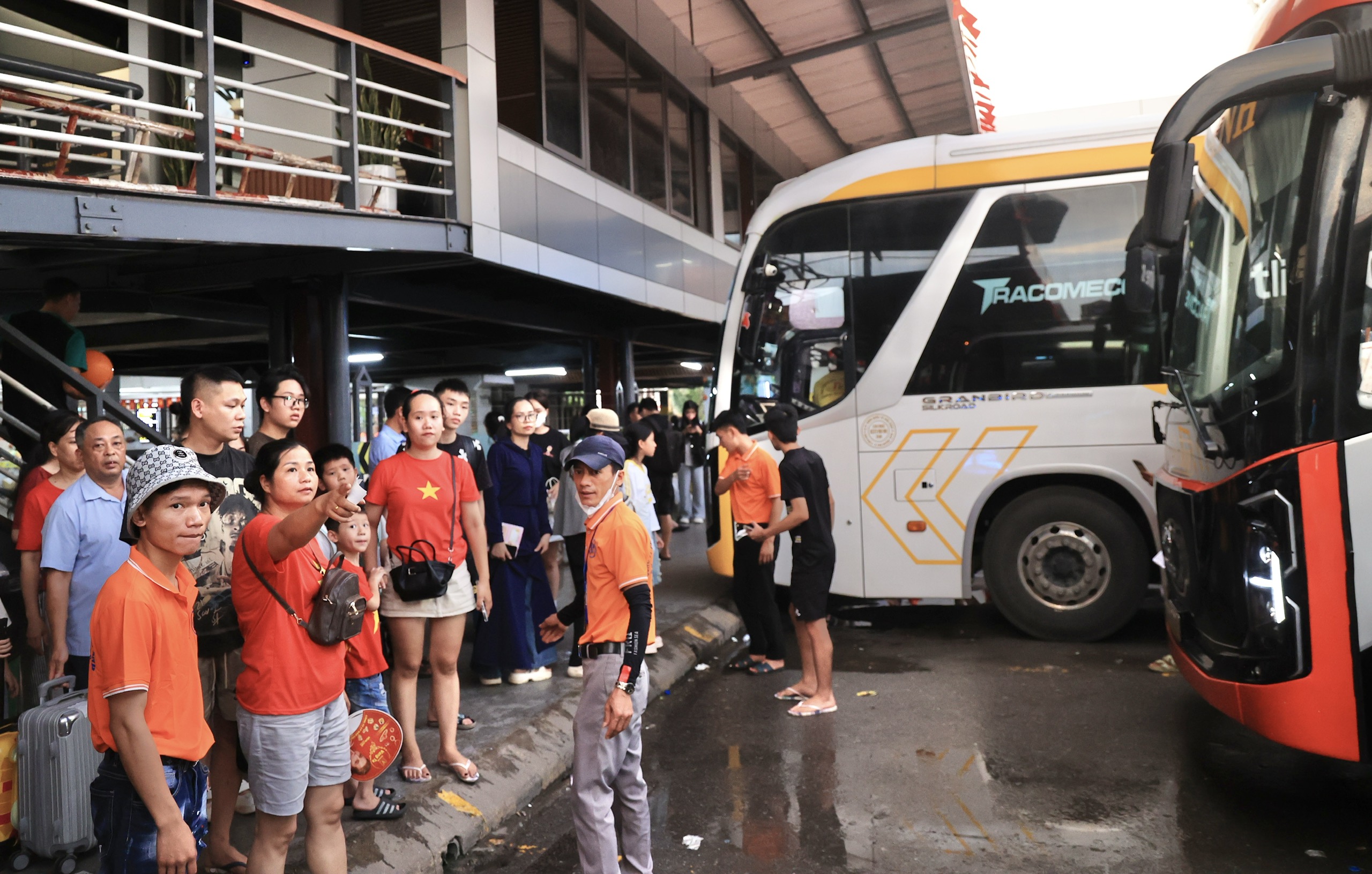 Khách đổ về Hà Nội ngày cuối nghỉ lễ 2/9, bến xe đông nghẹt- Ảnh 12. Khách đổ về Hà Nội ngày cuối nghỉ lễ 2/9, bến xe đông nghẹt- Ảnh 12.