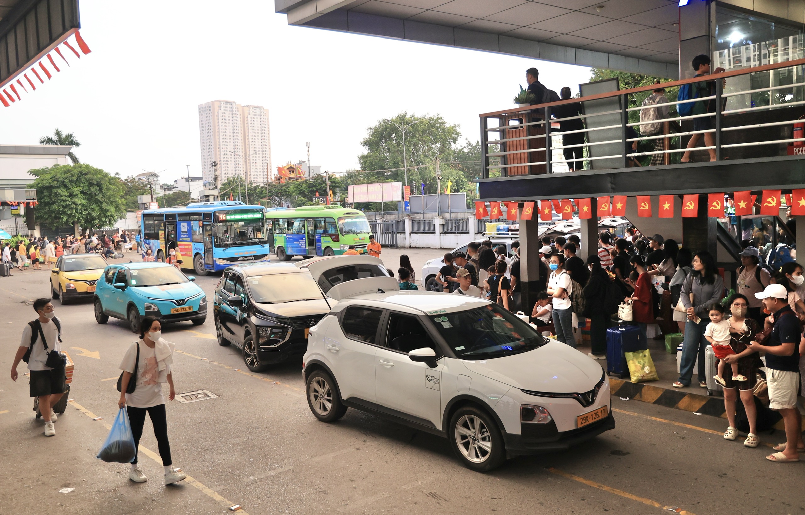 Khách đổ về Hà Nội ngày cuối nghỉ lễ 2/9, bến xe đông nghẹt- Ảnh 15. Khách đổ về Hà Nội ngày cuối nghỉ lễ 2/9, bến xe đông nghẹt- Ảnh 15.