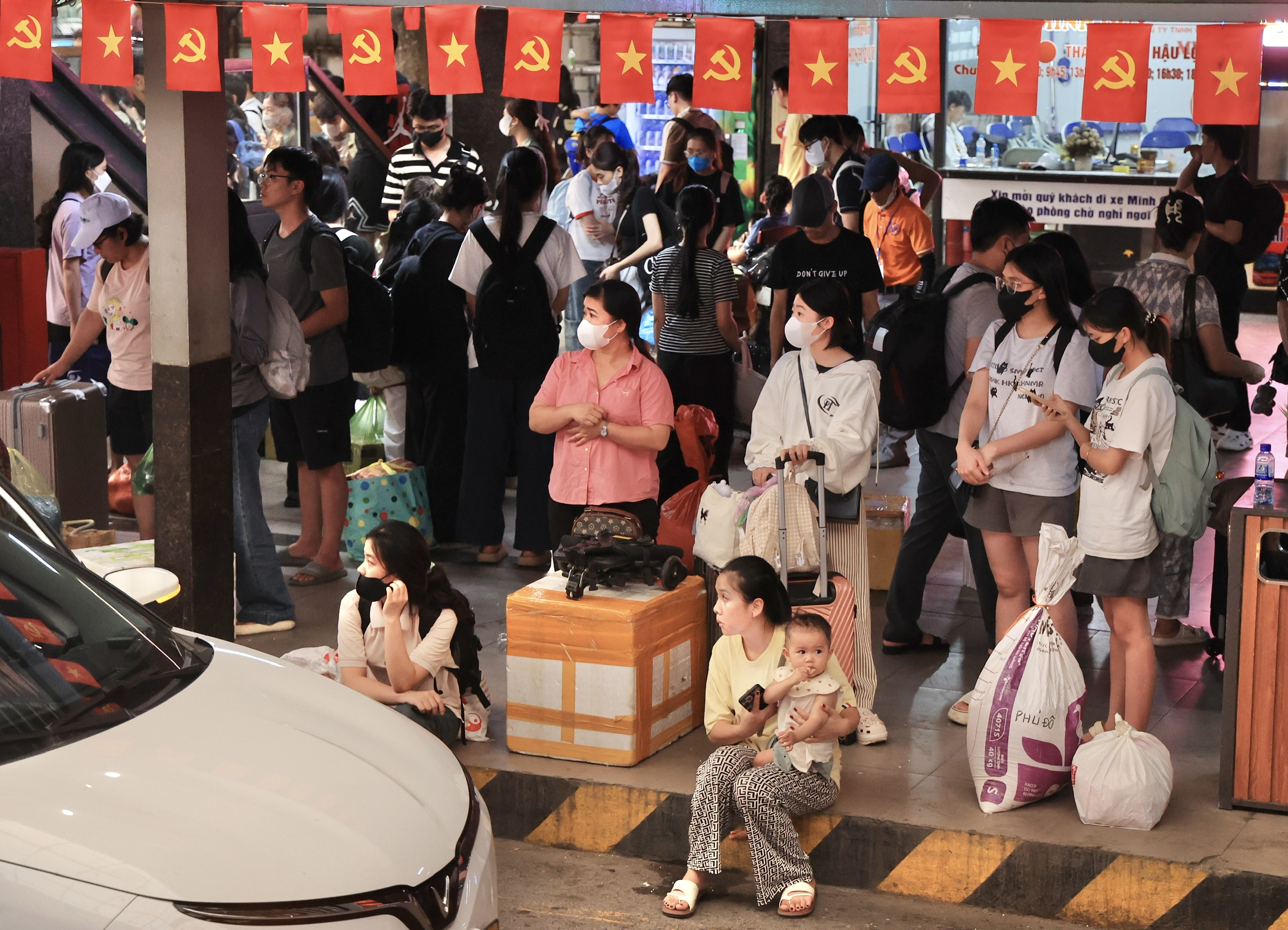 Khách đổ về Hà Nội ngày cuối nghỉ lễ 2/9, bến xe đông nghẹt- Ảnh 14. Khách đổ về Hà Nội ngày cuối nghỉ lễ 2/9, bến xe đông nghẹt- Ảnh 14.