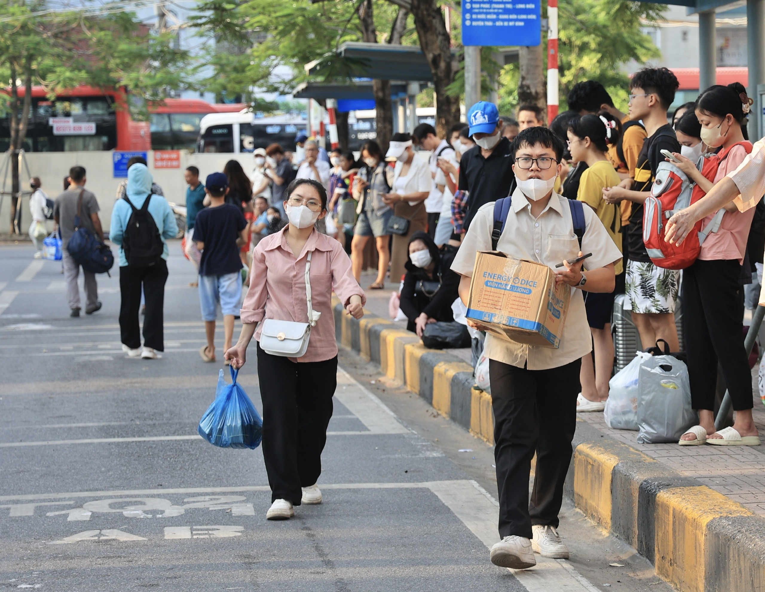 Khách đổ về Hà Nội ngày cuối nghỉ lễ 2/9, bến xe đông nghẹt- Ảnh 9. Khách đổ về Hà Nội ngày cuối nghỉ lễ 2/9, bến xe đông nghẹt- Ảnh 9.