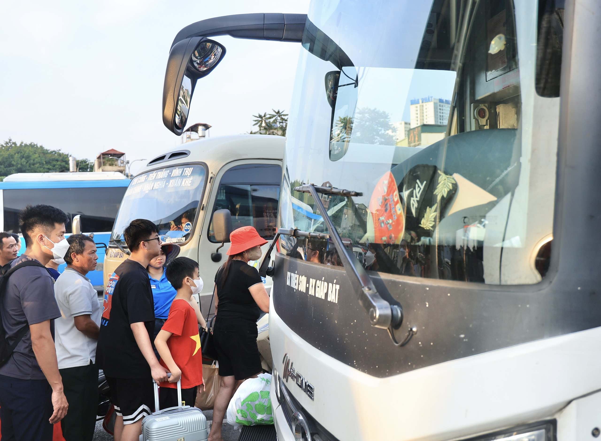 Khách đổ về Hà Nội ngày cuối nghỉ lễ 2/9, bến xe đông nghẹt- Ảnh 7. Khách đổ về Hà Nội ngày cuối nghỉ lễ 2/9, bến xe đông nghẹt- Ảnh 7.