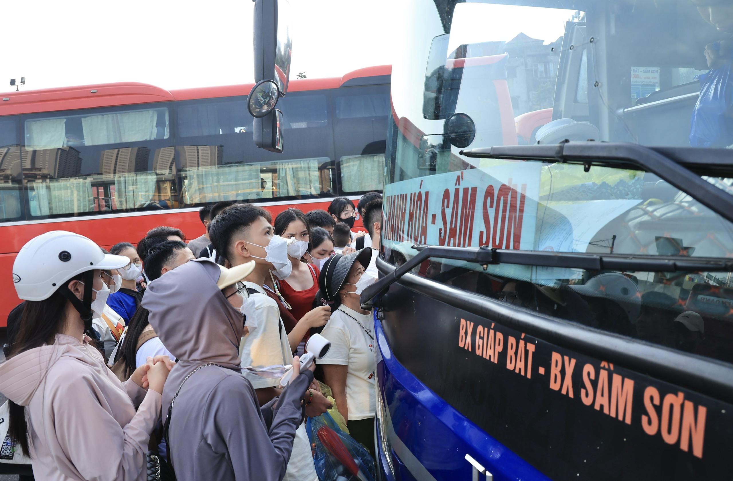 Khách đổ về Hà Nội ngày cuối nghỉ lễ 2/9, bến xe đông nghẹt- Ảnh 3. Khách đổ về Hà Nội ngày cuối nghỉ lễ 2/9, bến xe đông nghẹt- Ảnh 3.