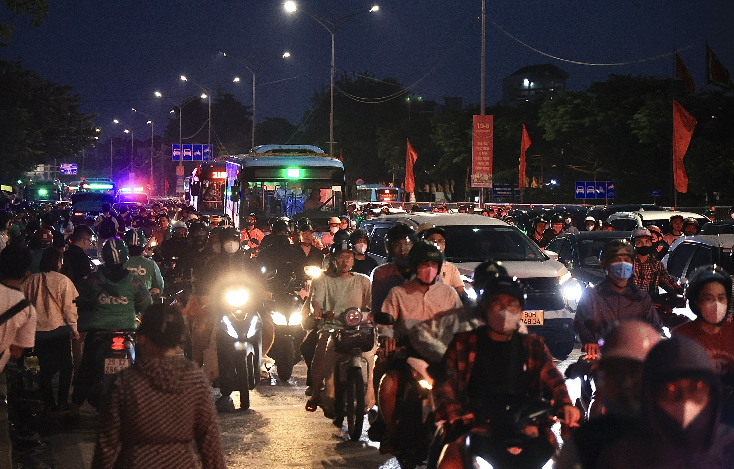 Giao th&ocirc;ng H&agrave; Nội ng&agrave;y cuối nghỉ lễ 2/9: Đ&ocirc;ng nhưng kh&ocirc;ng &ugrave;n tắc- Ảnh 7.