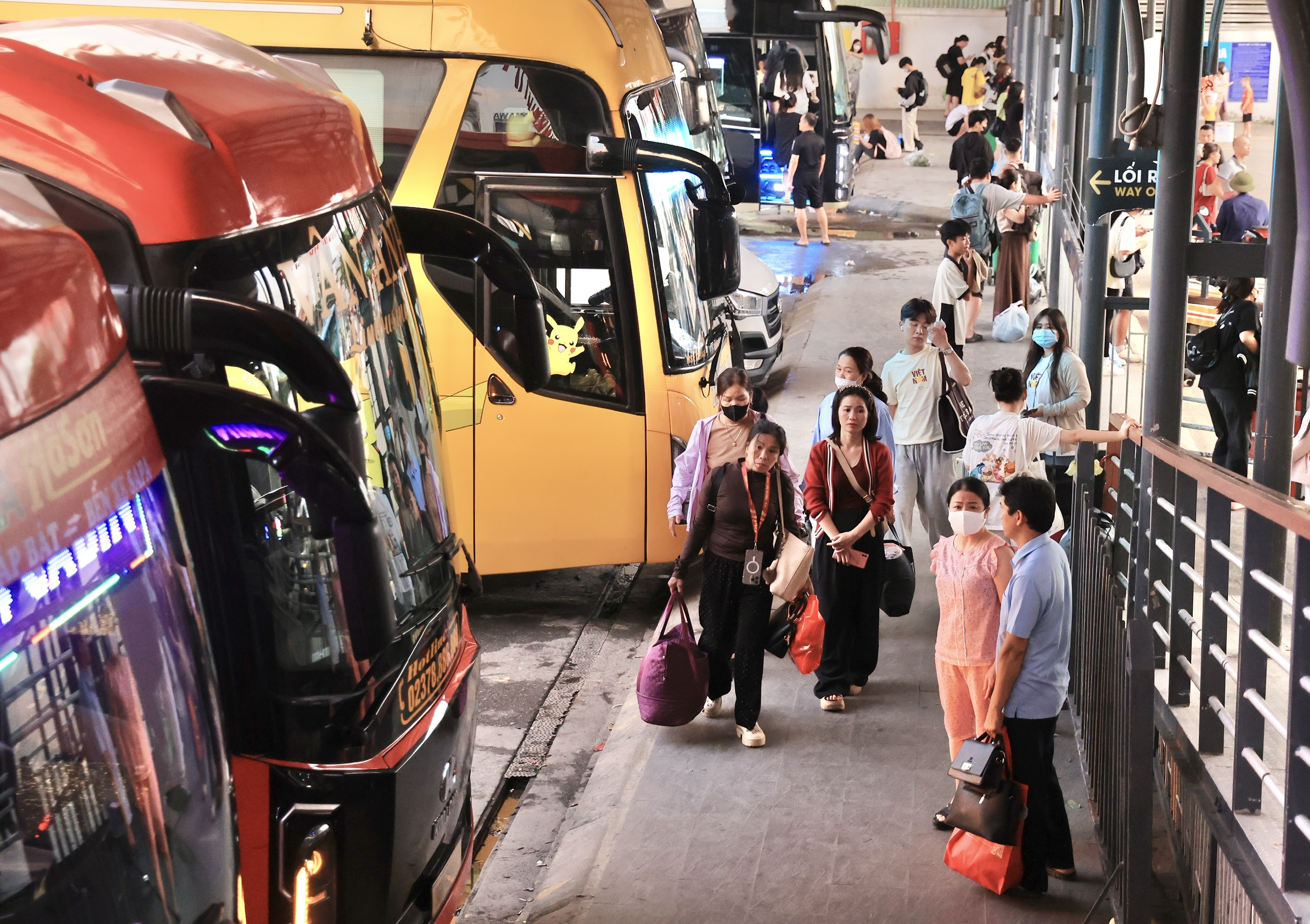 Khách đổ về Hà Nội ngày cuối nghỉ lễ 2/9, bến xe đông nghẹt- Ảnh 13. Khách đổ về Hà Nội ngày cuối nghỉ lễ 2/9, bến xe đông nghẹt- Ảnh 13.