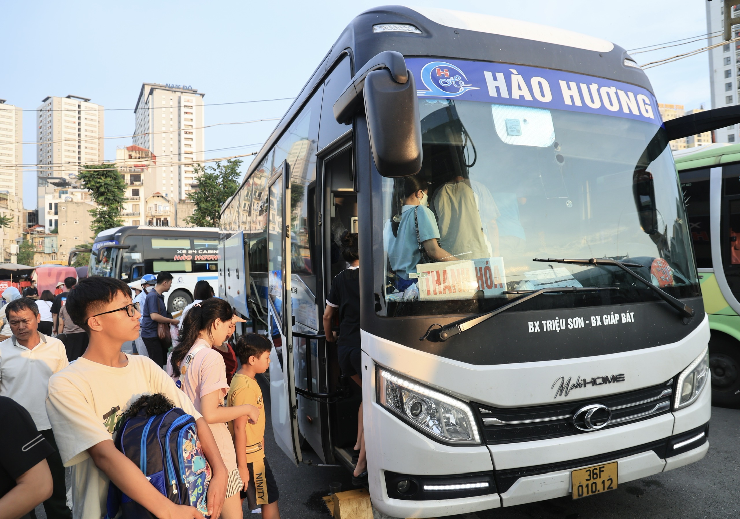 Khách đổ về Hà Nội ngày cuối nghỉ lễ 2/9, bến xe đông nghẹt- Ảnh 5. Khách đổ về Hà Nội ngày cuối nghỉ lễ 2/9, bến xe đông nghẹt- Ảnh 5.