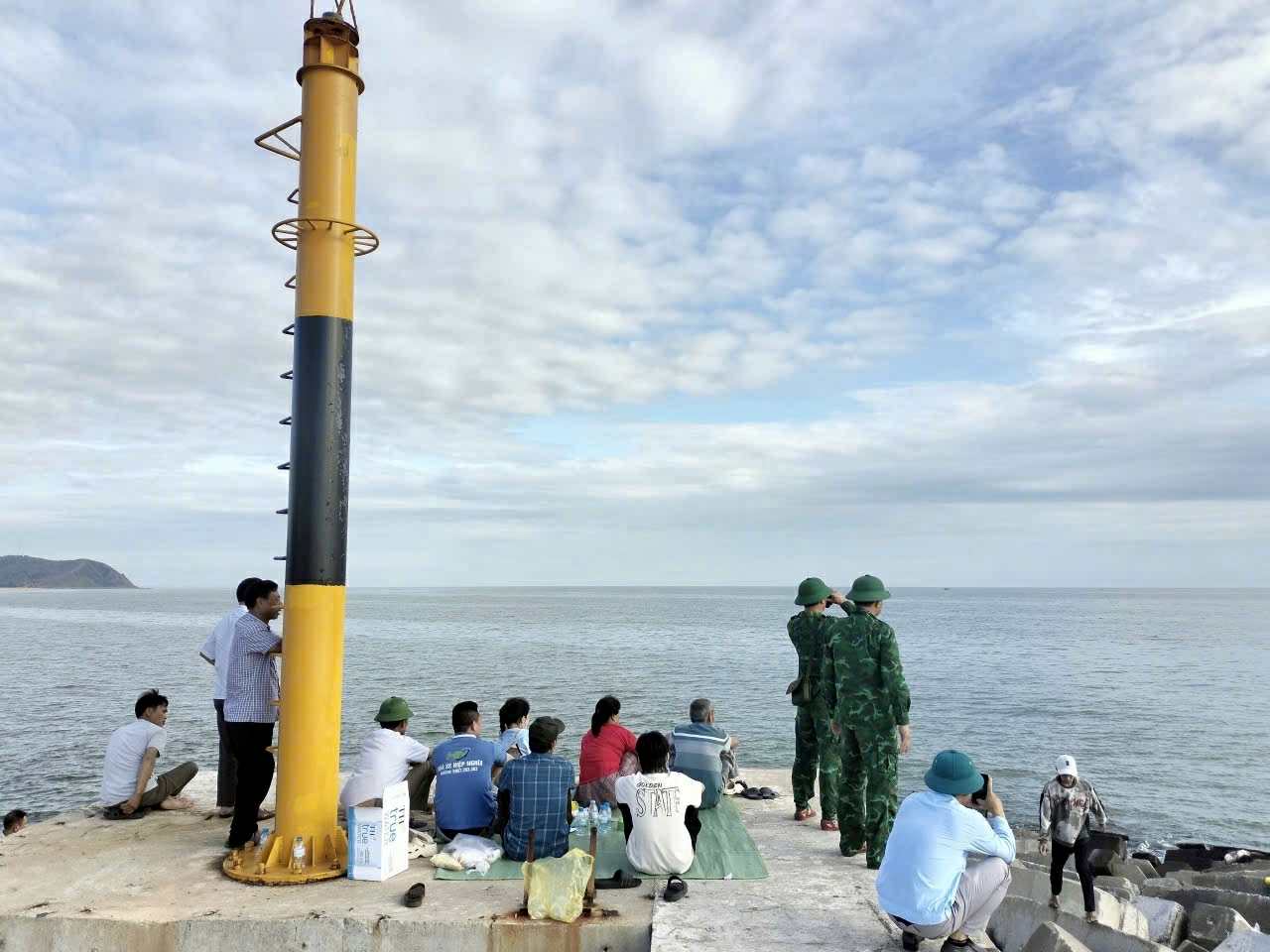 Nghệ An: T&igrave;m thấy thi thể ngư d&acirc;n sau khi thuyền lật &uacute;p- Ảnh 1.