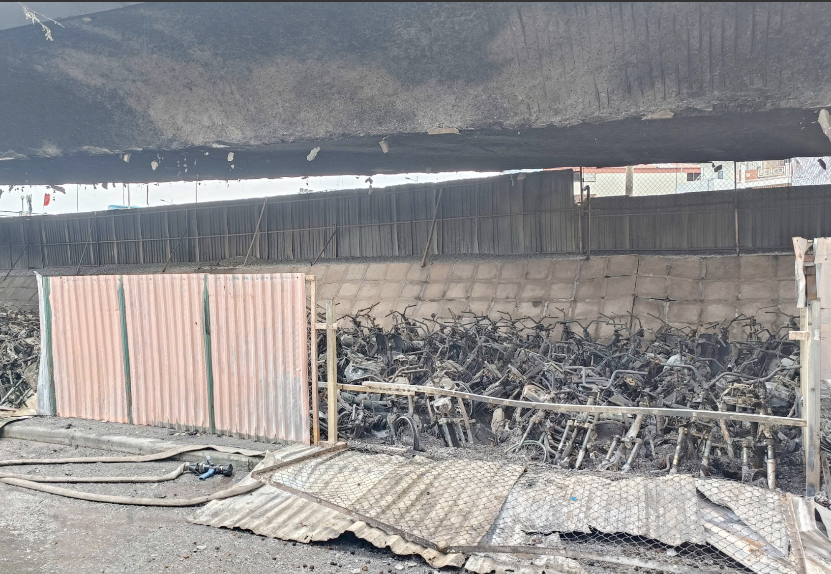 Bộ Xây dựng chỉ đạo “nóng” sau vụ cháy hàng trăm xe máy dưới gầm cầu Vĩnh Tuy- Ảnh 2. Bộ Xây dựng chỉ đạo “nóng” sau vụ cháy hàng trăm xe máy dưới gầm cầu Vĩnh Tuy- Ảnh 2.