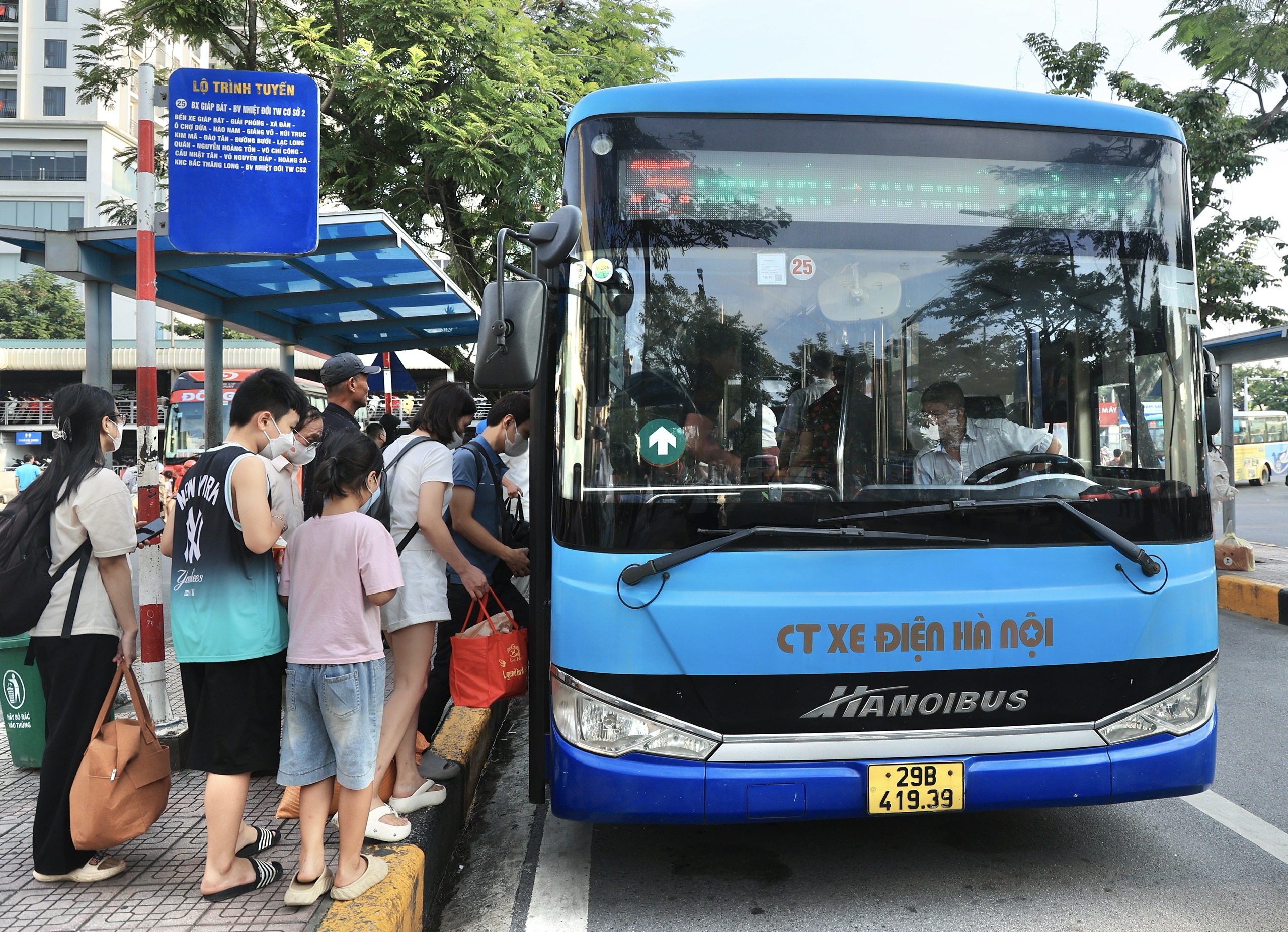 Khách đổ về Hà Nội ngày cuối nghỉ lễ 2/9, bến xe đông nghẹt- Ảnh 10. Khách đổ về Hà Nội ngày cuối nghỉ lễ 2/9, bến xe đông nghẹt- Ảnh 10.