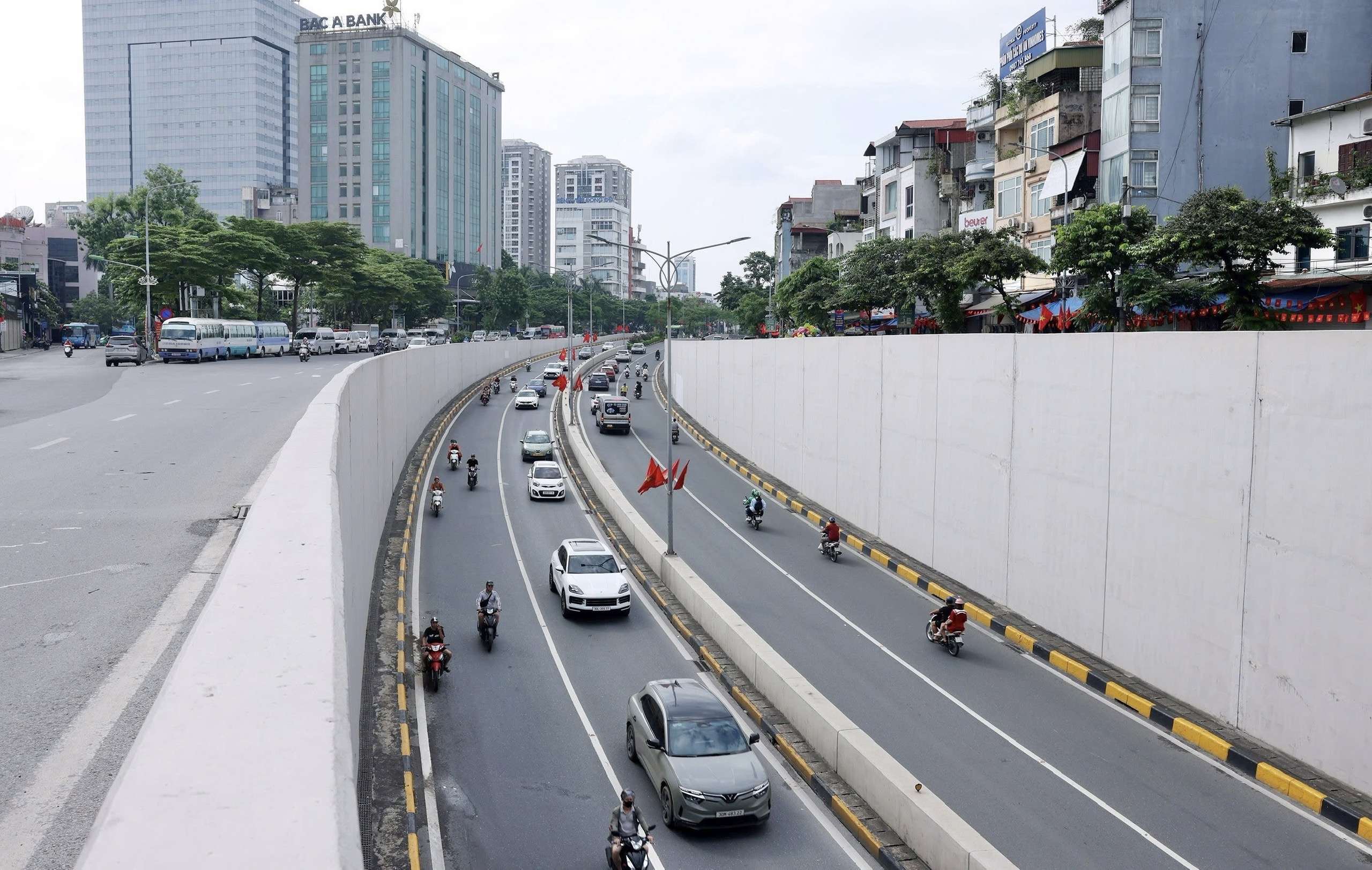 Giao th&ocirc;ng H&agrave; Nội ng&agrave;y cuối nghỉ lễ 2/9: Đ&ocirc;ng nhưng kh&ocirc;ng &ugrave;n tắc- Ảnh 5.