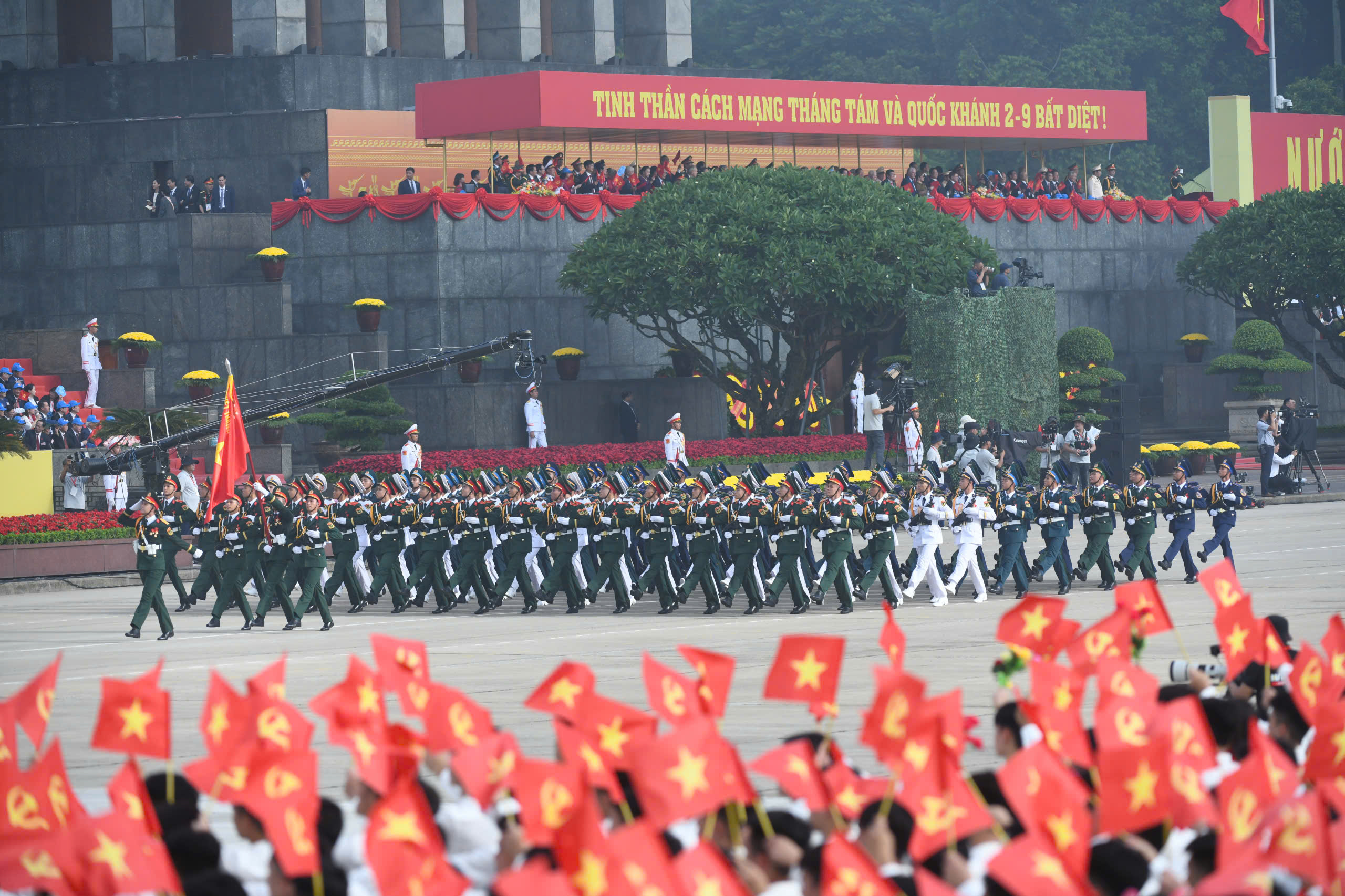 Những h&igrave;nh ảnh h&ugrave;ng tr&aacute;ng tại lễ diễu binh, diễu h&agrave;nh mừng 80 năm Quốc kh&aacute;nh- Ảnh 13.