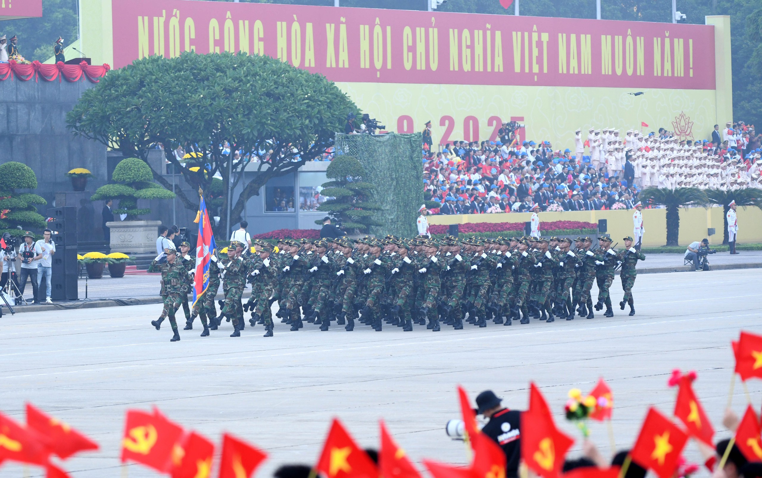Những h&igrave;nh ảnh h&ugrave;ng tr&aacute;ng tại lễ diễu binh, diễu h&agrave;nh mừng 80 năm Quốc kh&aacute;nh- Ảnh 16.