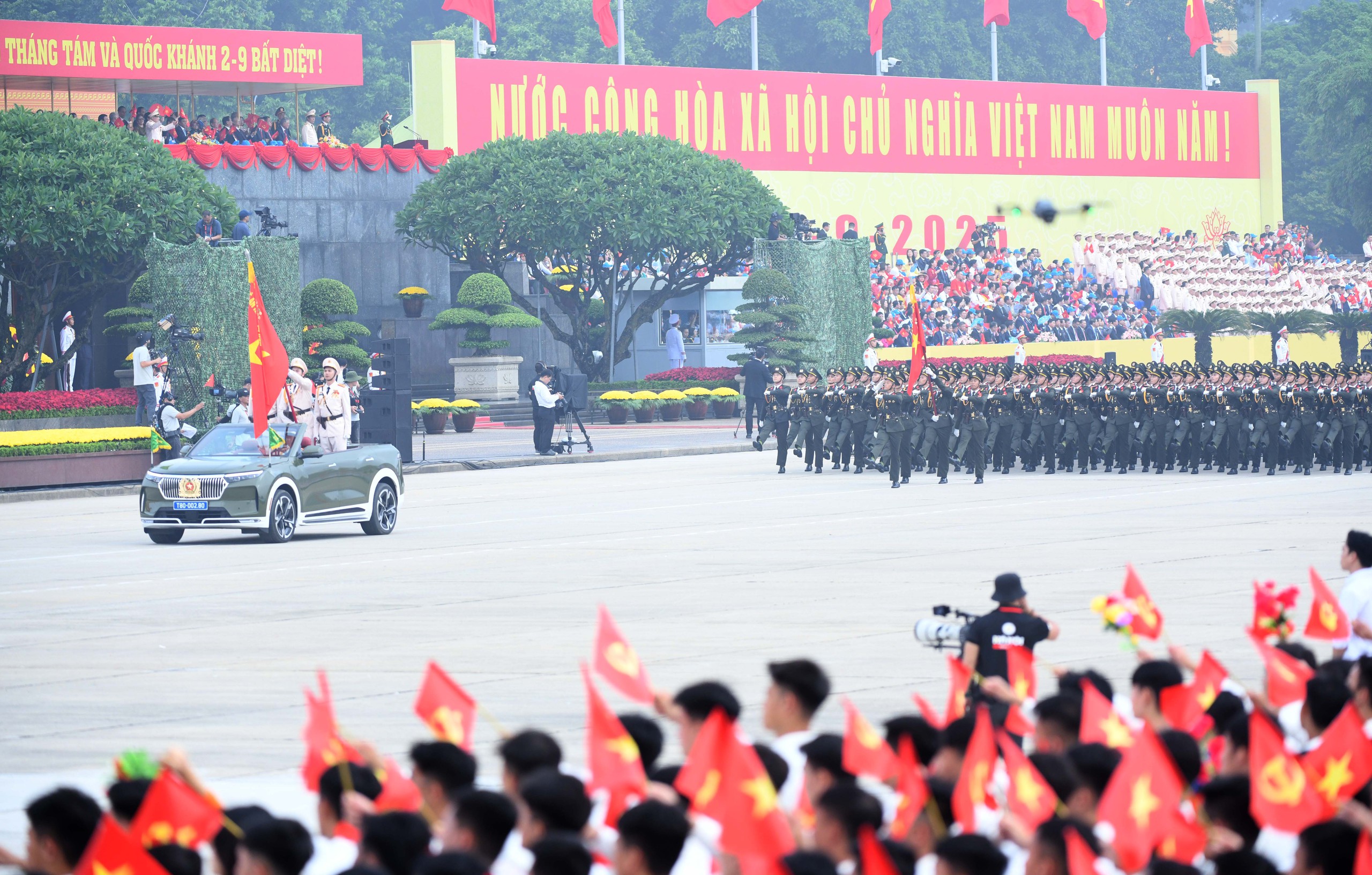 Những h&igrave;nh ảnh h&ugrave;ng tr&aacute;ng tại lễ diễu binh, diễu h&agrave;nh mừng 80 năm Quốc kh&aacute;nh- Ảnh 18.