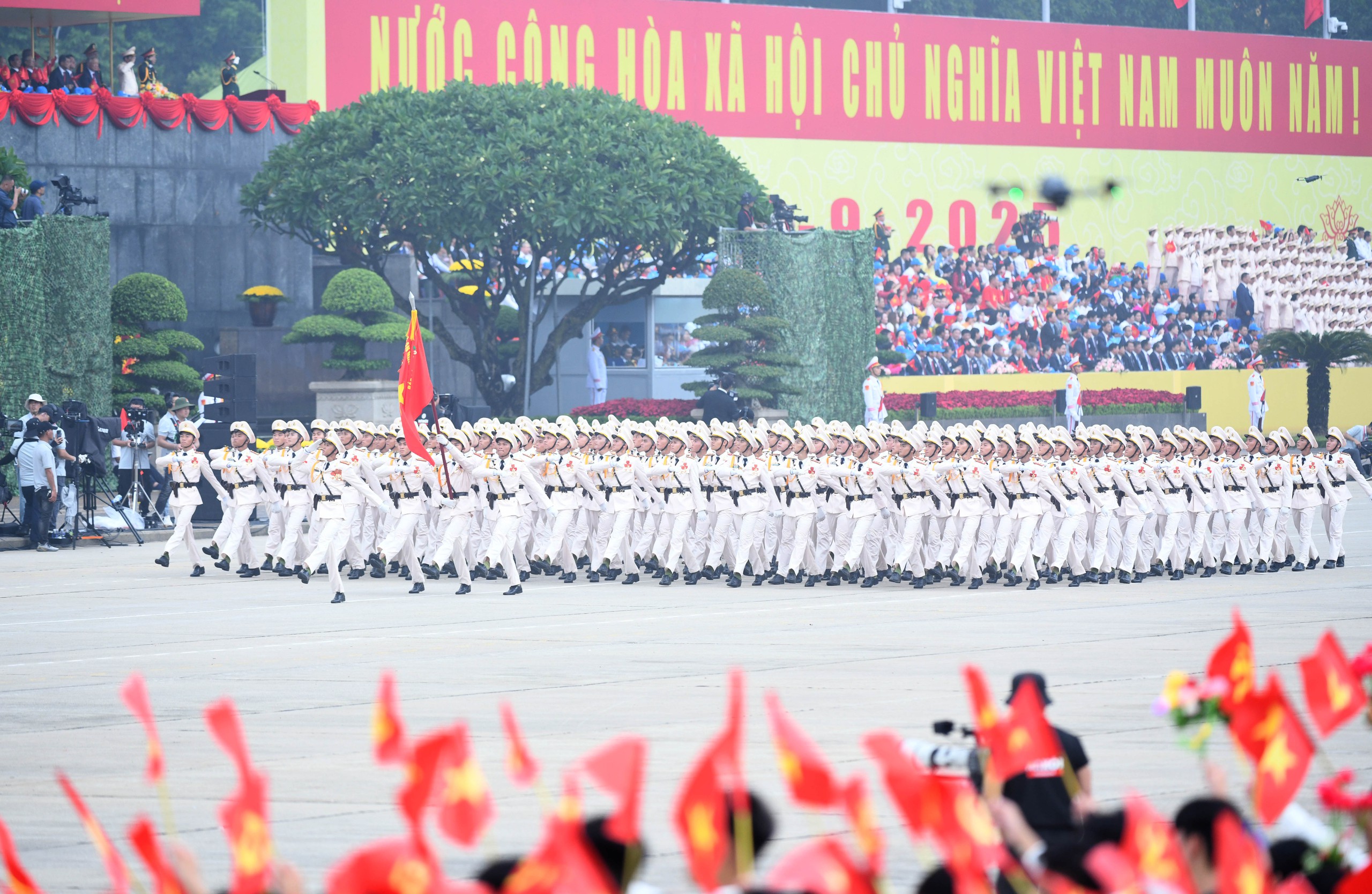 Những h&igrave;nh ảnh h&ugrave;ng tr&aacute;ng tại lễ diễu binh, diễu h&agrave;nh mừng 80 năm Quốc kh&aacute;nh- Ảnh 20.