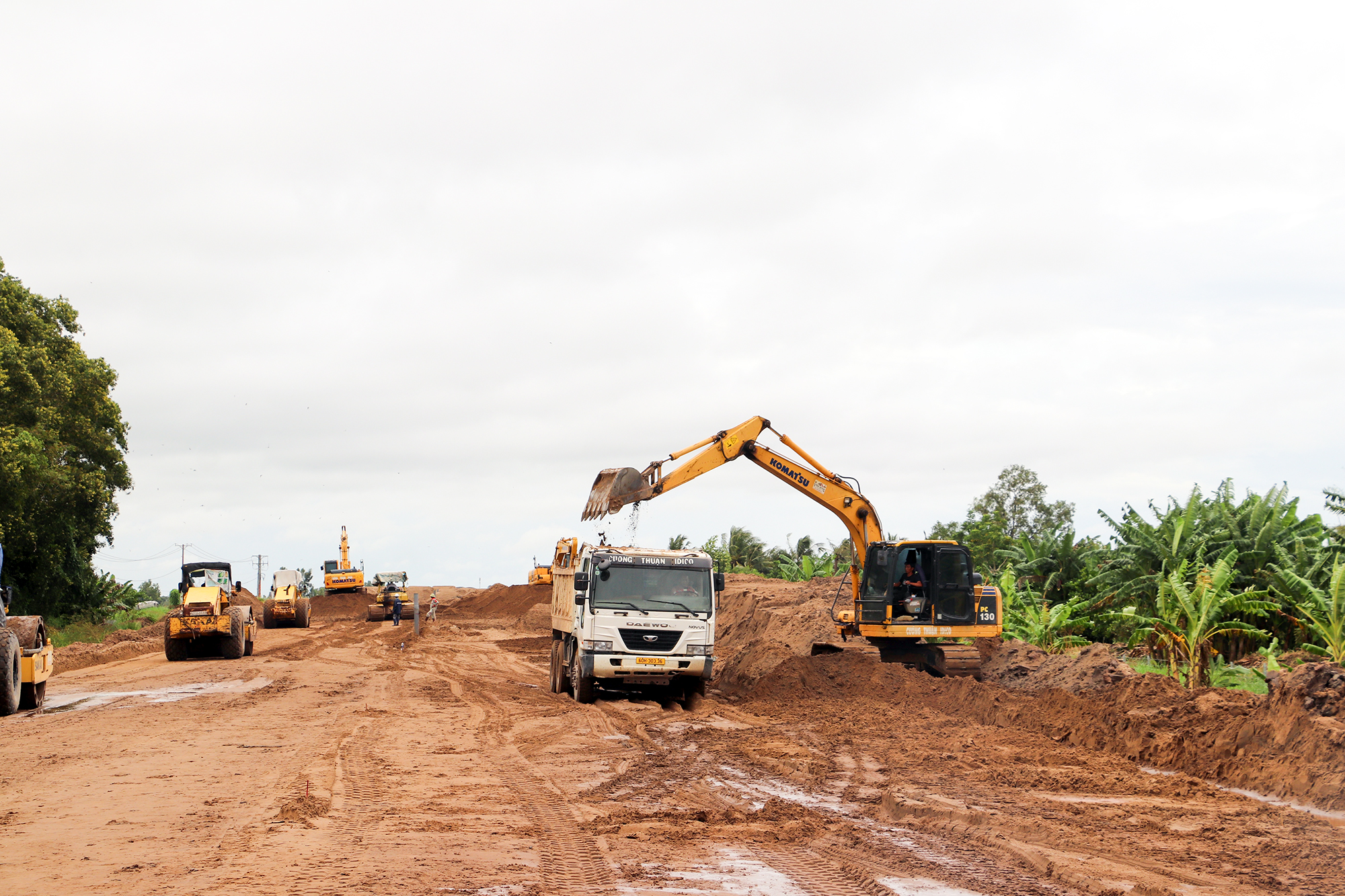 Cao tốc Cần Thơ - C&agrave; Mau: C&ocirc;ng nh&acirc;n đội mưa thi c&ocirc;ng xuy&ecirc;n lễ để kịp tiến độ- Ảnh 4.