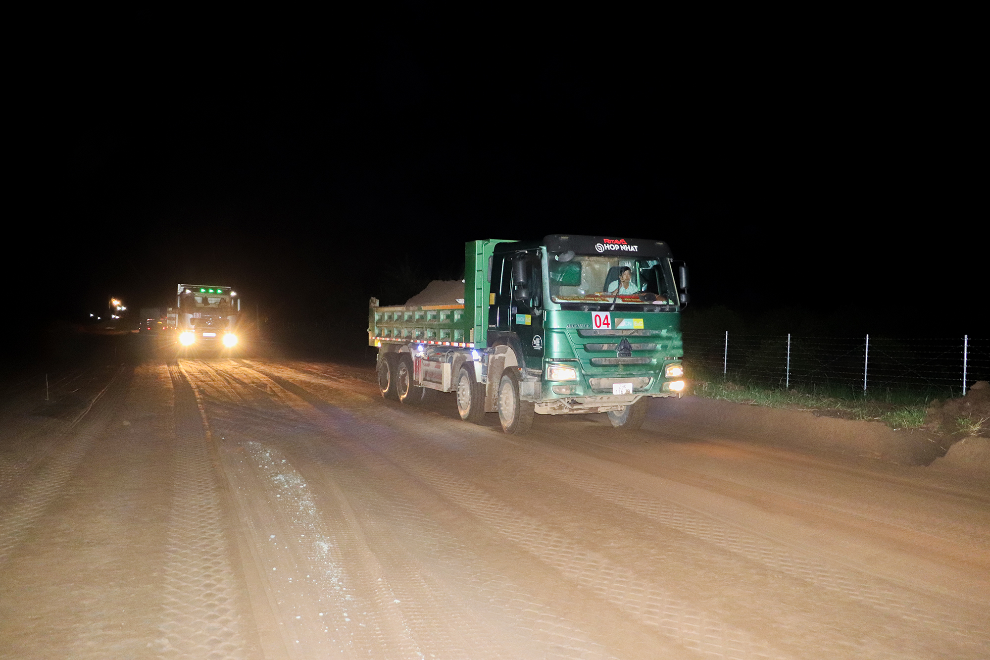 Cao tốc Cần Thơ - C&agrave; Mau: C&ocirc;ng nh&acirc;n đội mưa thi c&ocirc;ng xuy&ecirc;n lễ để kịp tiến độ- Ảnh 3.