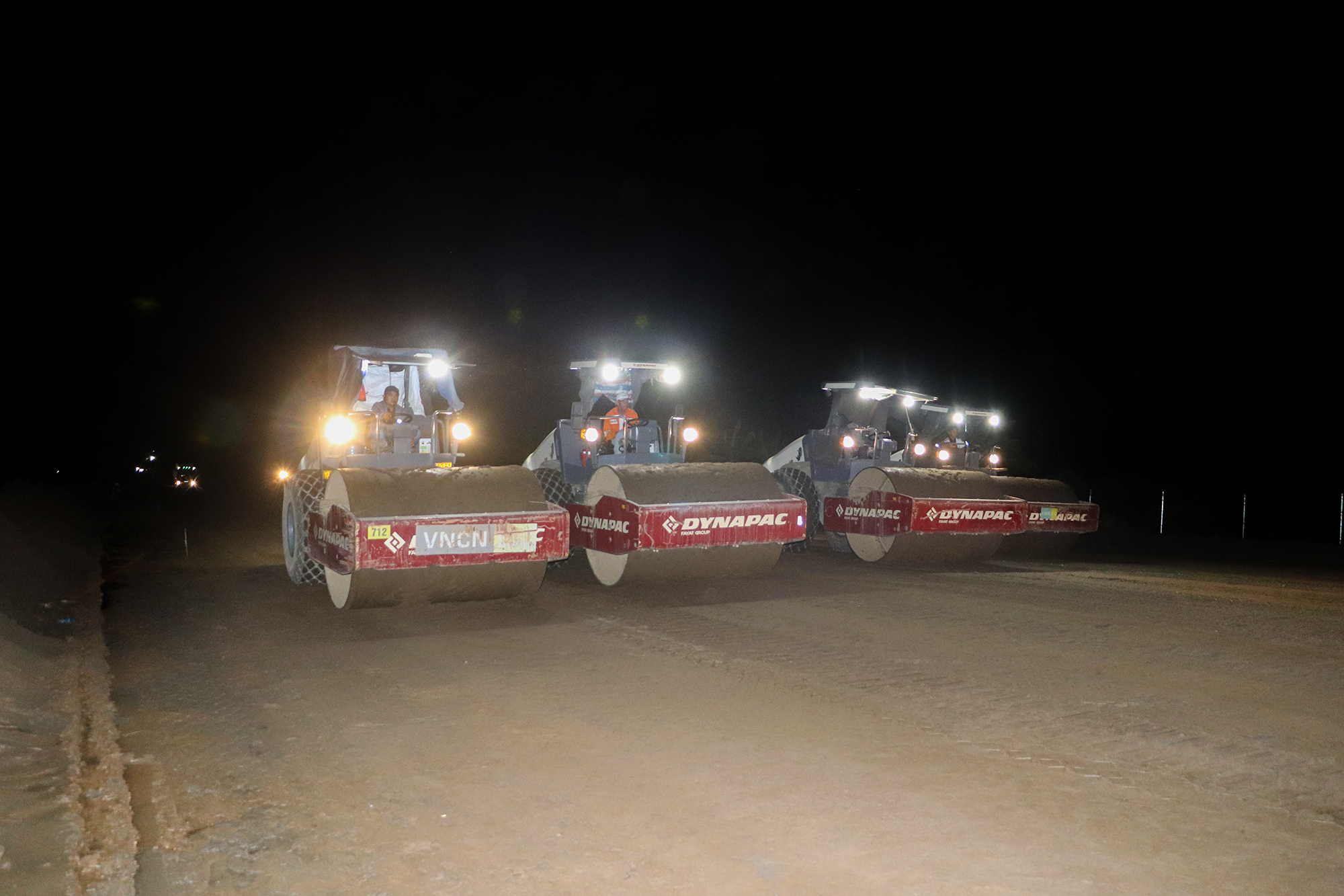 Cao tốc Cần Thơ - C&agrave; Mau: C&ocirc;ng nh&acirc;n đội mưa thi c&ocirc;ng xuy&ecirc;n lễ để kịp tiến độ- Ảnh 7.