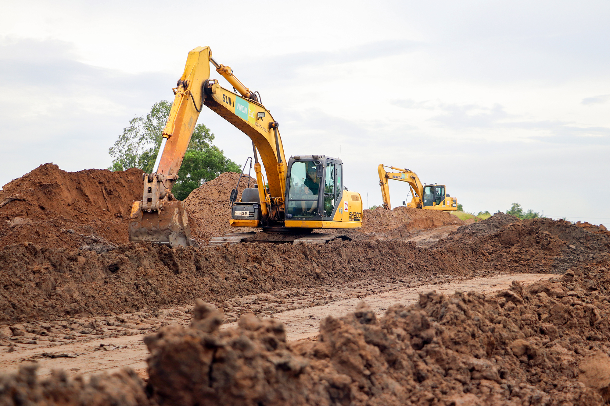 Cao tốc Cần Thơ - C&agrave; Mau: C&ocirc;ng nh&acirc;n đội mưa thi c&ocirc;ng xuy&ecirc;n lễ để kịp tiến độ- Ảnh 2.