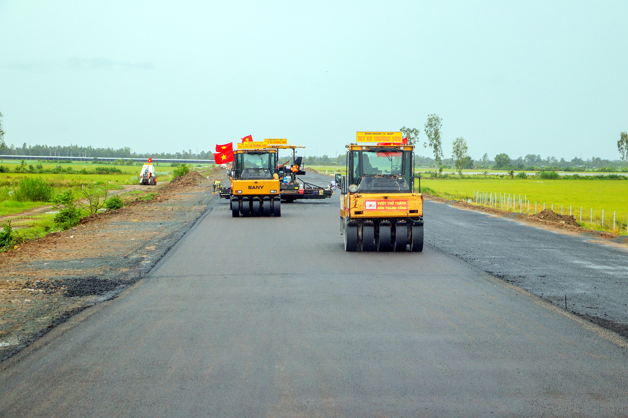 Cao tốc Cần Thơ - C&agrave; Mau: C&ocirc;ng nh&acirc;n đội mưa thi c&ocirc;ng xuy&ecirc;n lễ để kịp tiến độ- Ảnh 1.