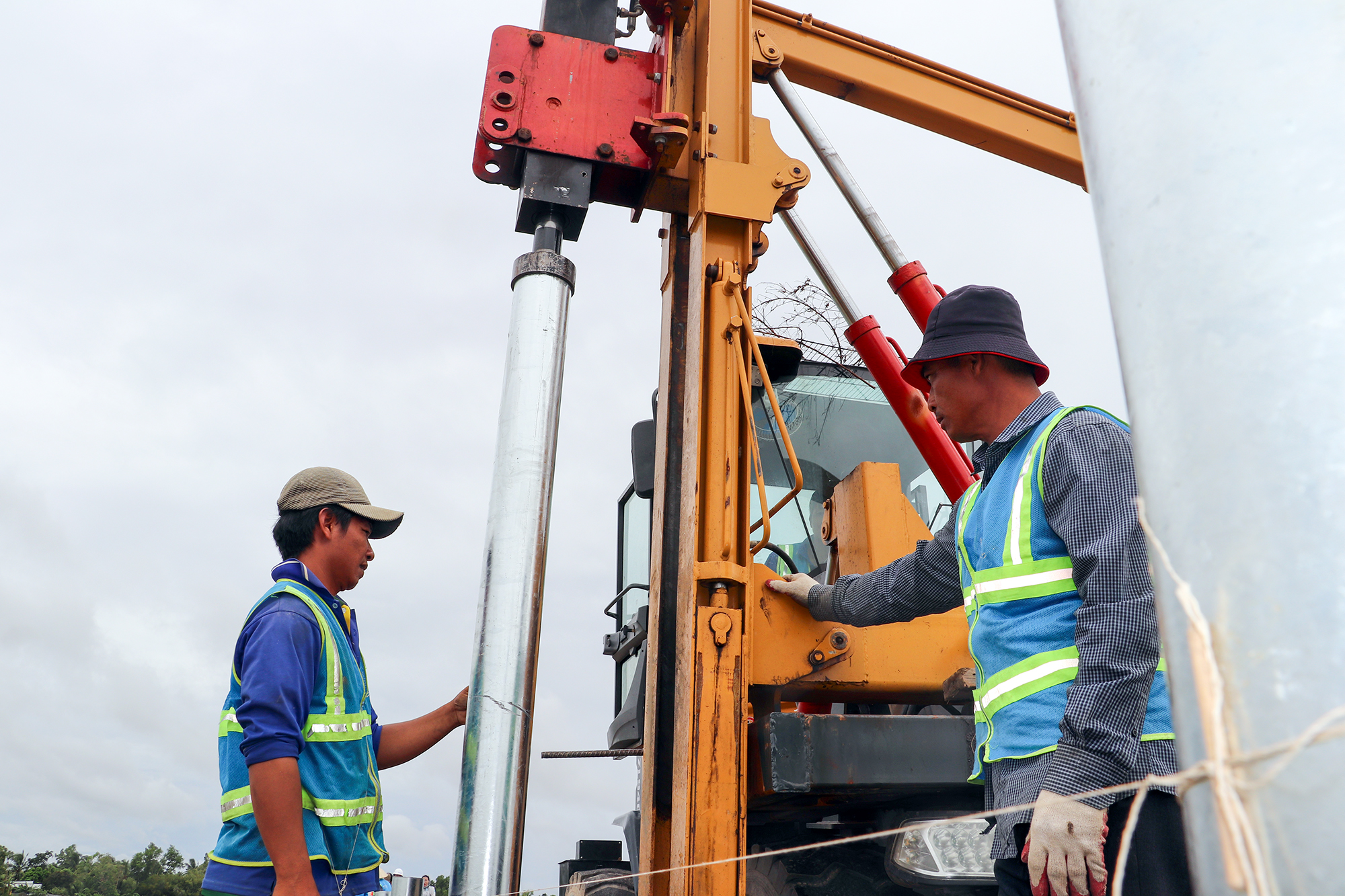 Cao tốc Cần Thơ - C&agrave; Mau: C&ocirc;ng nh&acirc;n đội mưa thi c&ocirc;ng xuy&ecirc;n lễ để kịp tiến độ- Ảnh 6.