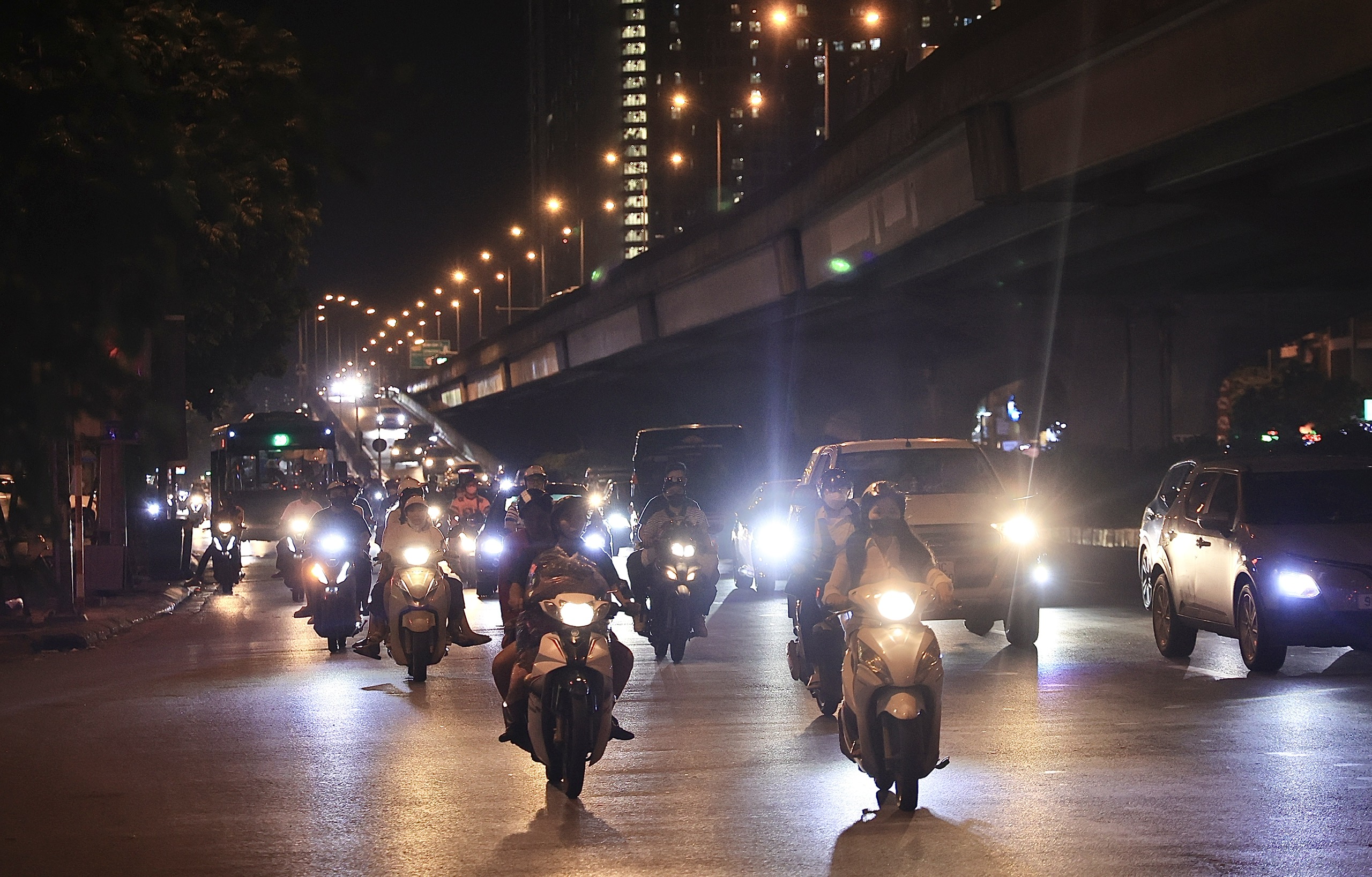 Giao th&ocirc;ng H&agrave; Nội ng&agrave;y cuối nghỉ lễ 2/9: Đ&ocirc;ng nhưng kh&ocirc;ng &ugrave;n tắc- Ảnh 9.